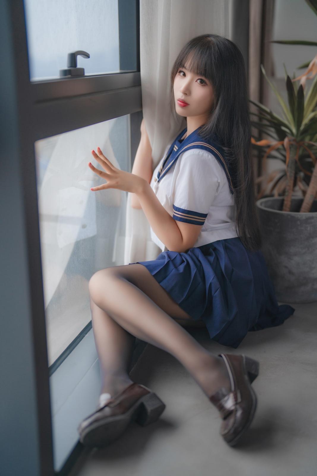 网络美女轩萧学姐舰长黑丝JK主题私房性感JK制服配超薄黑丝秀美腿迷人写真 [32P]
