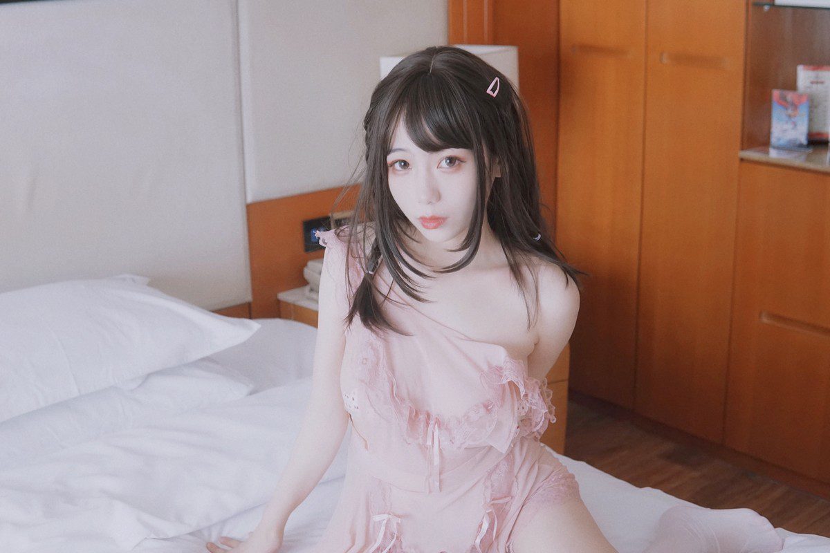 网络美女Usejan(蓝蓝)粉色创可贴主题私房粉色真空裙露傲人豪乳遮点诱惑写真 [33P]