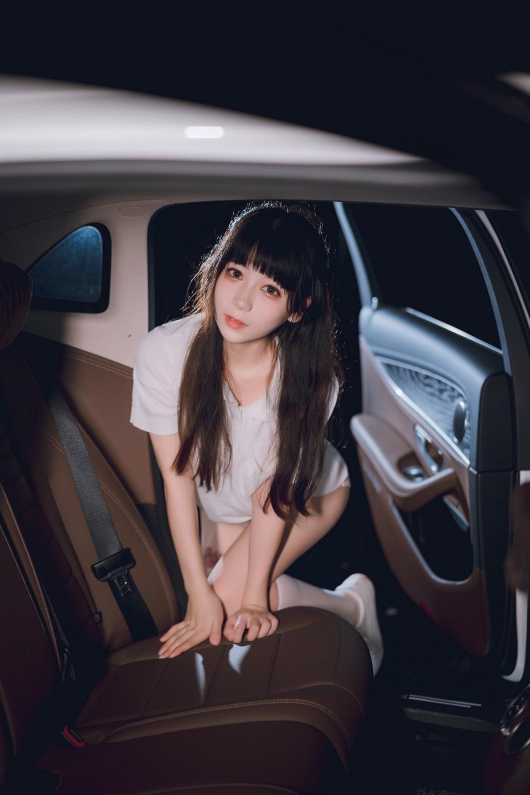 网络美女Usejan奔驰主题豪车内脱性感JK制服露粉色内衣秀完美身材诱惑写真 [40P]
