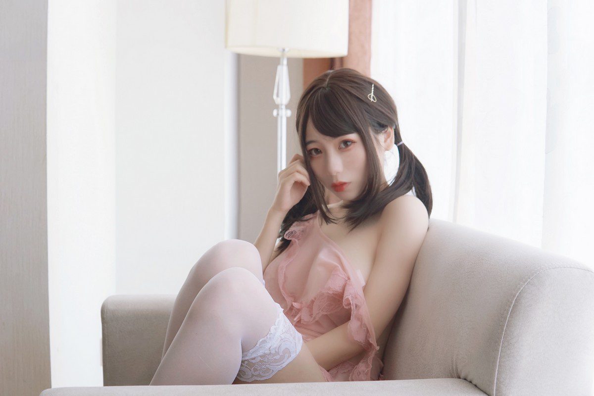 网络美女Usejan(蓝蓝)粉色创可贴主题私房粉色真空裙露傲人豪乳遮点诱惑写真 [33P]