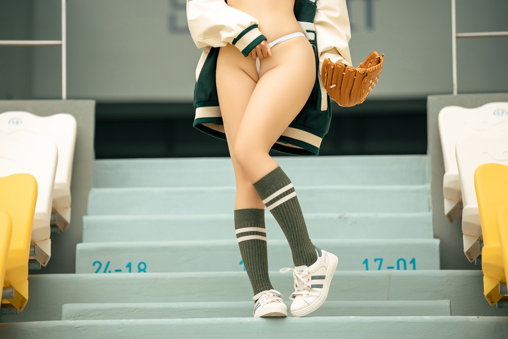 Chunmomo 蠢沫沫 – Baseball Girl