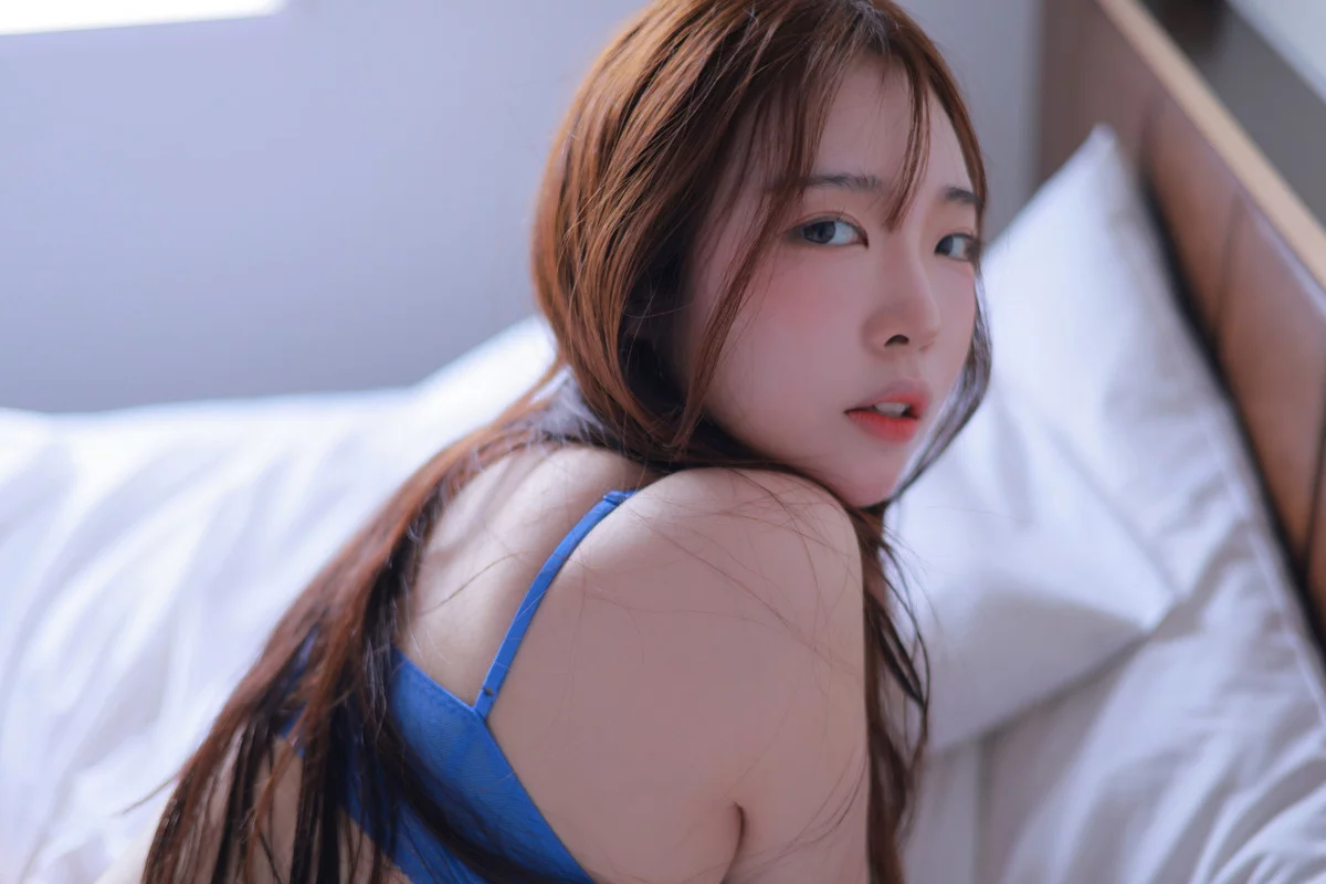 韩国美女主播Momorina-TokyoDate主题白色大床上性感蓝色比基尼秀完美身材诱惑写真 [114P]