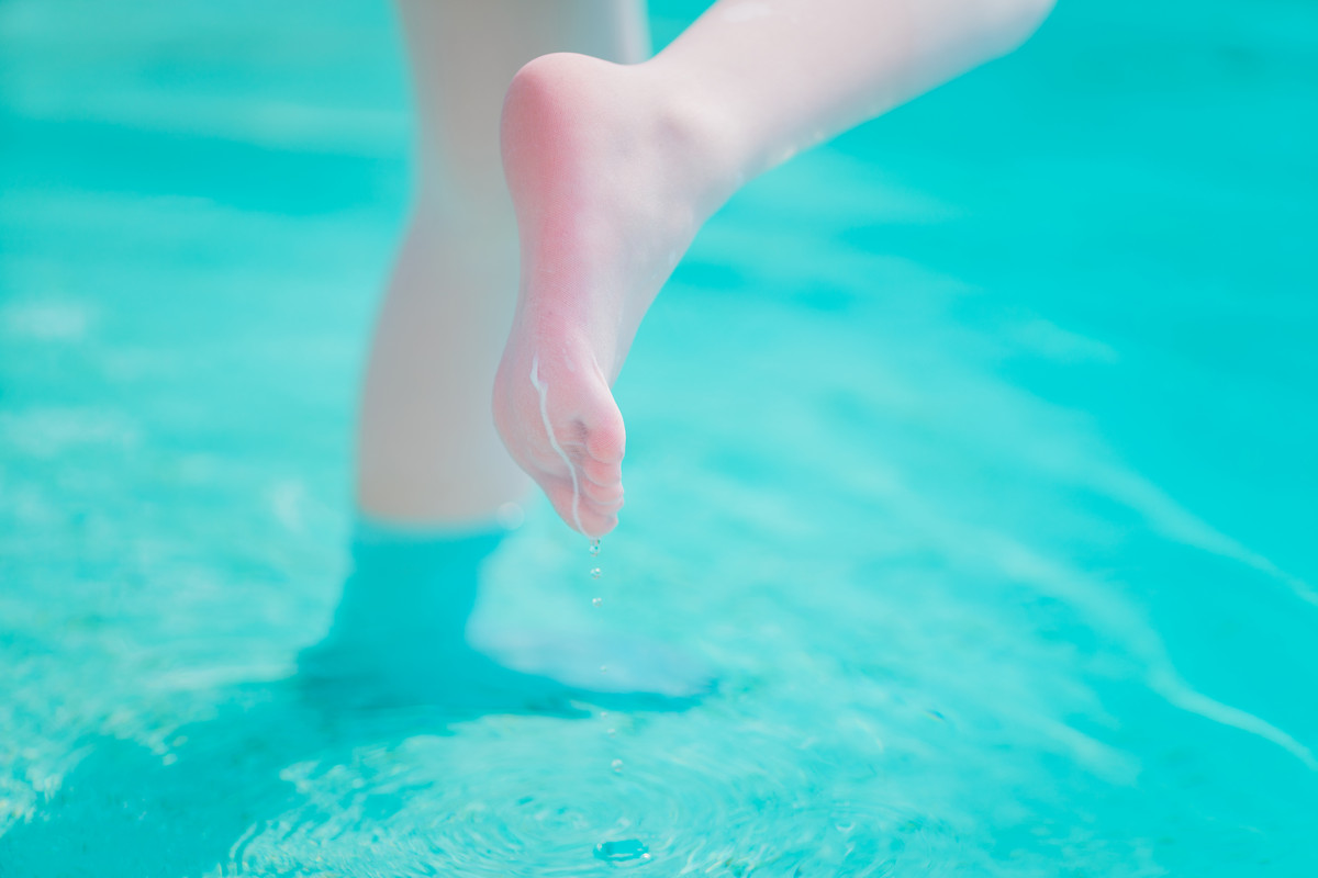 网络美女花铃JK死库水主题泳池性感死库水配白丝袜湿身秀翘臀美腿迷人诱惑写真 [109P]