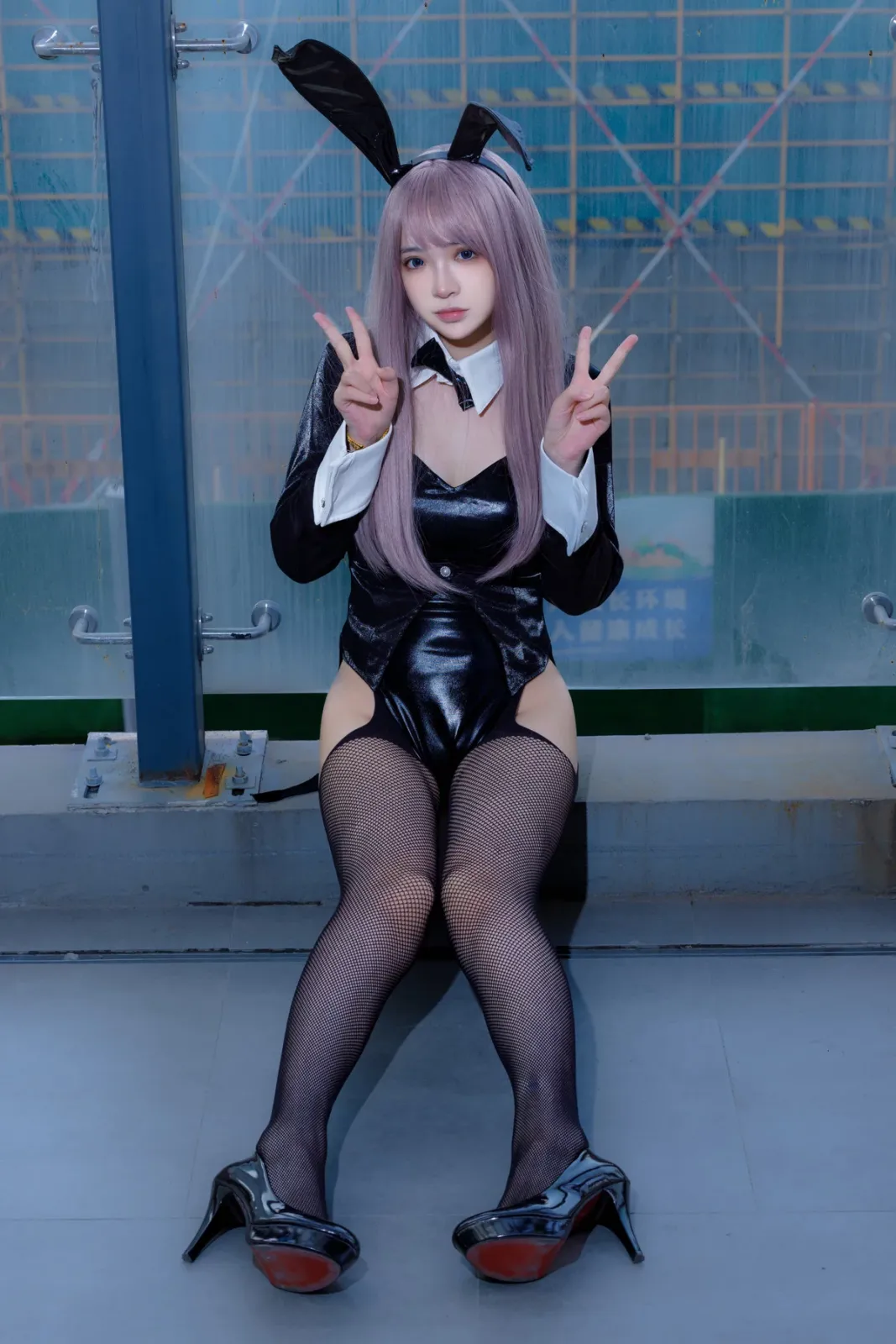 网络美女疯猫ss紫发礼服兔主题性感黑色皮质服饰配黑网吊袜秀完美身材诱惑写真 [42P]
