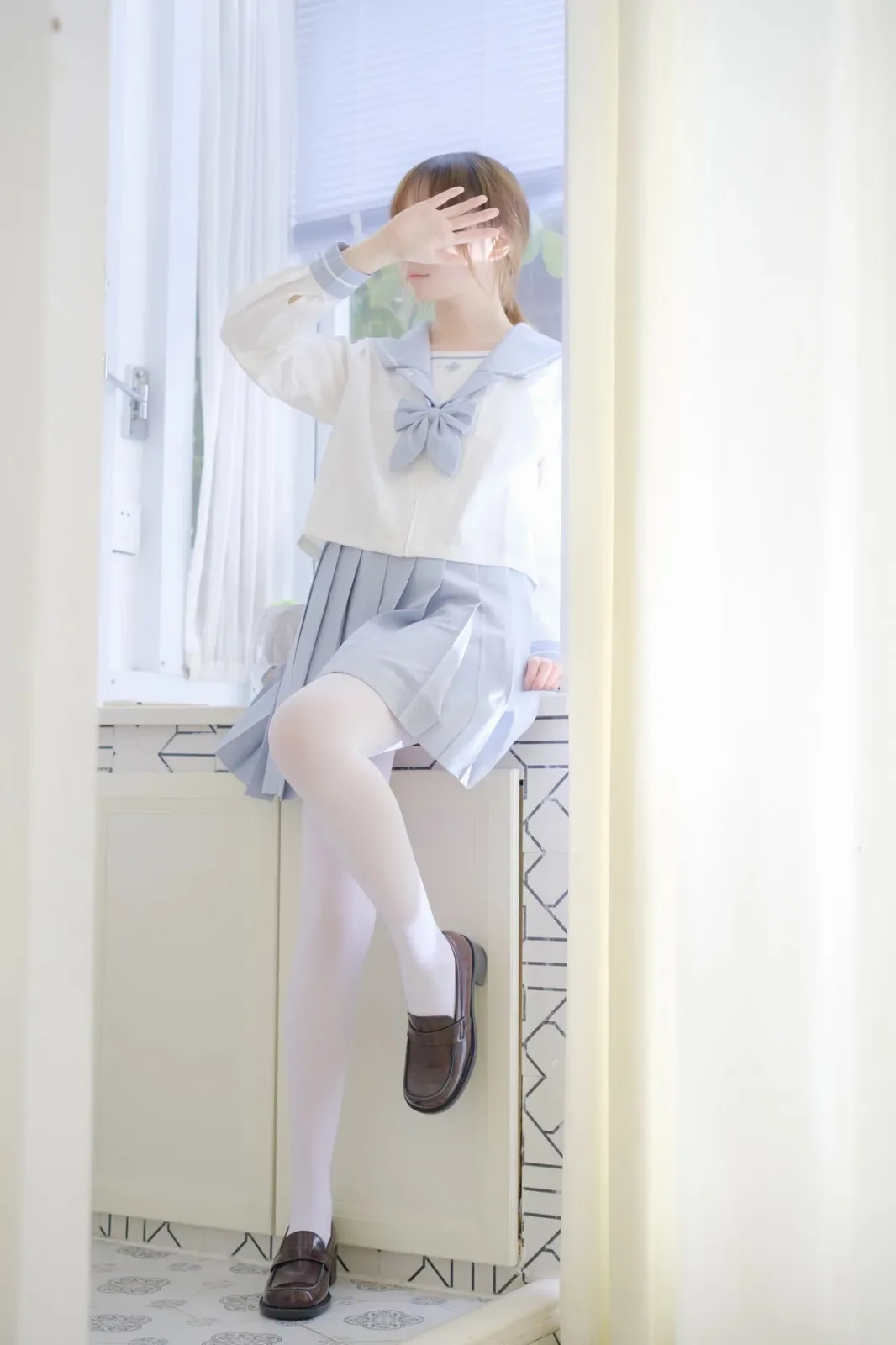 萝莉写真机构森萝财团微风04主题性感白上衣配灰色百褶裙露超薄白丝秀美腿诱惑写真 [102P]