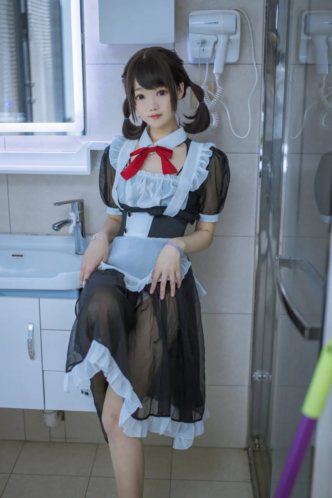 Coser美女羽天shine黑色女仆主题性感黑色薄纱女仆长裙配黑丝袜秀翘臀美腿诱惑写真 [36P]