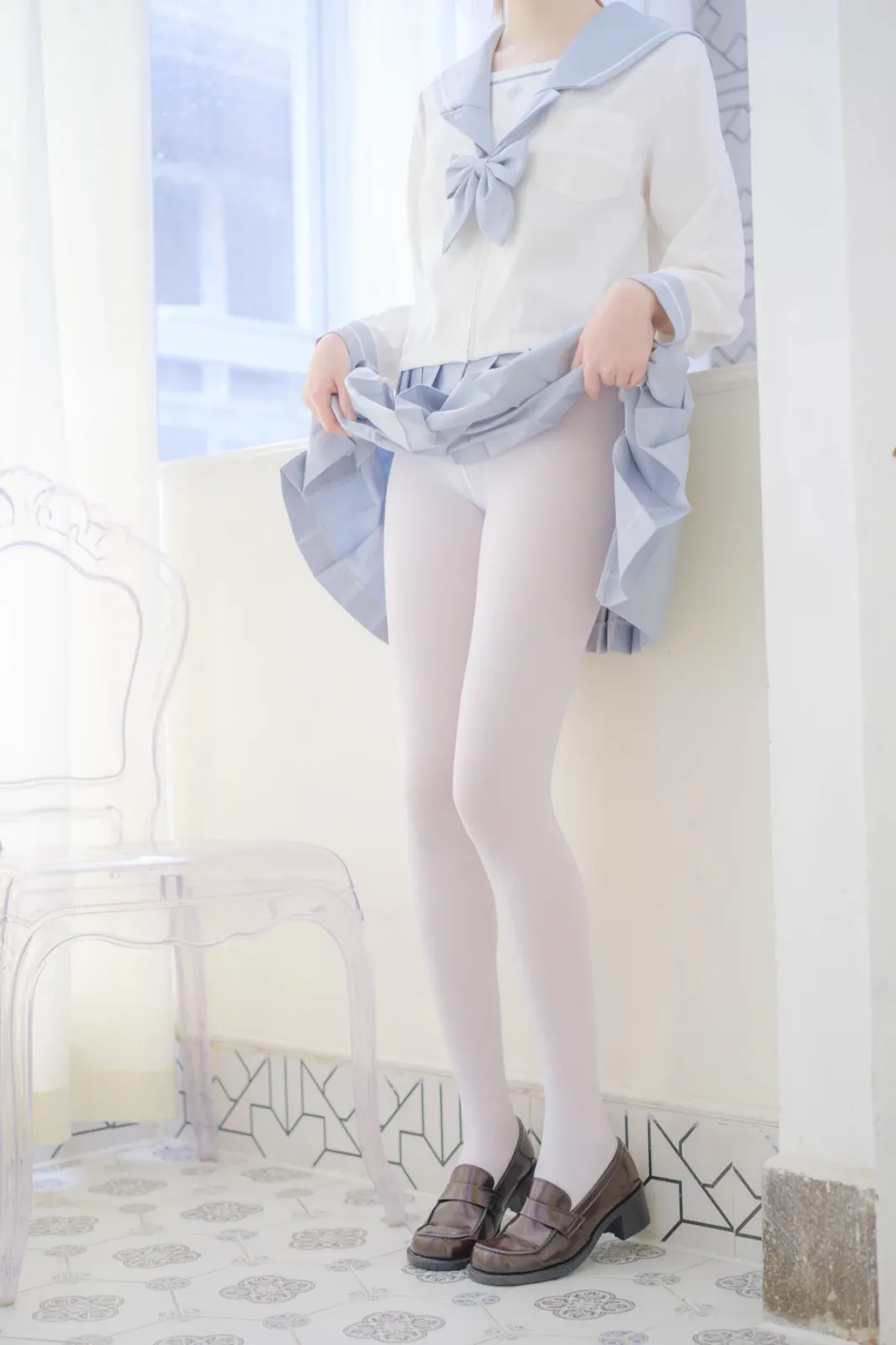 萝莉写真机构森萝财团微风04主题性感白上衣配灰色百褶裙露超薄白丝秀美腿诱惑写真 [102P]