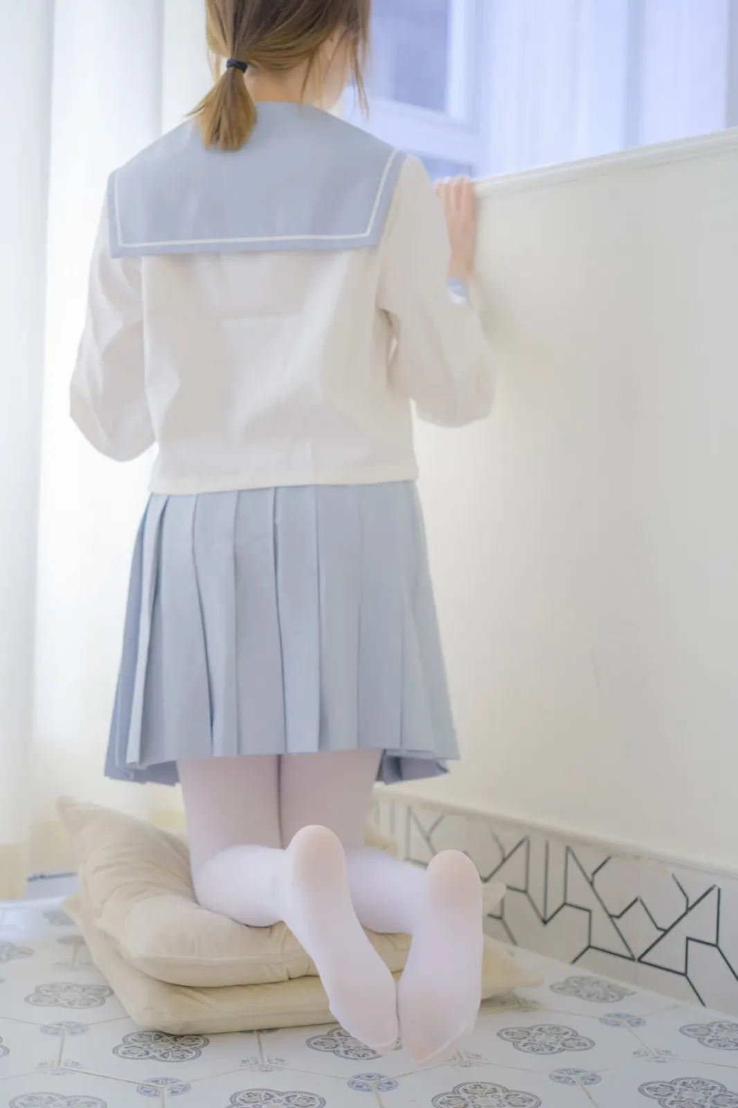 萝莉写真机构森萝财团微风04主题性感白上衣配灰色百褶裙露超薄白丝秀美腿诱惑写真 [102P]