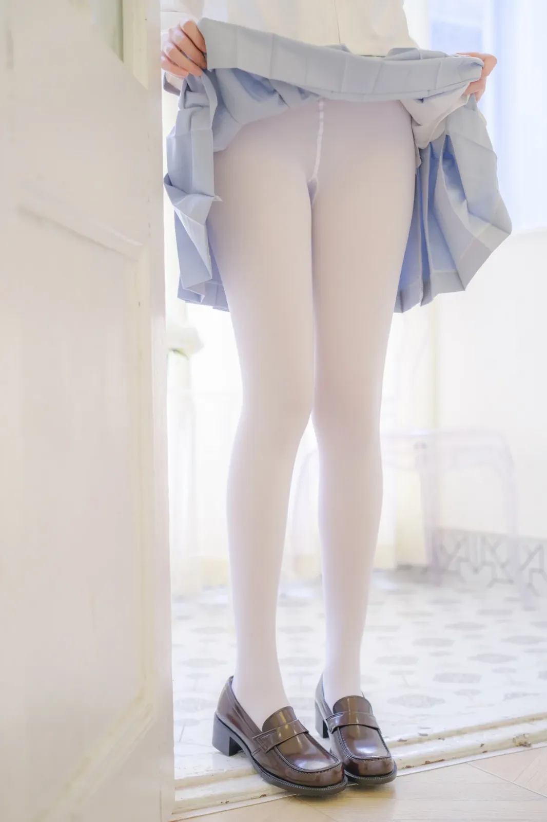 萝莉写真机构森萝财团微风04主题性感白上衣配灰色百褶裙露超薄白丝秀美腿诱惑写真 [102P]