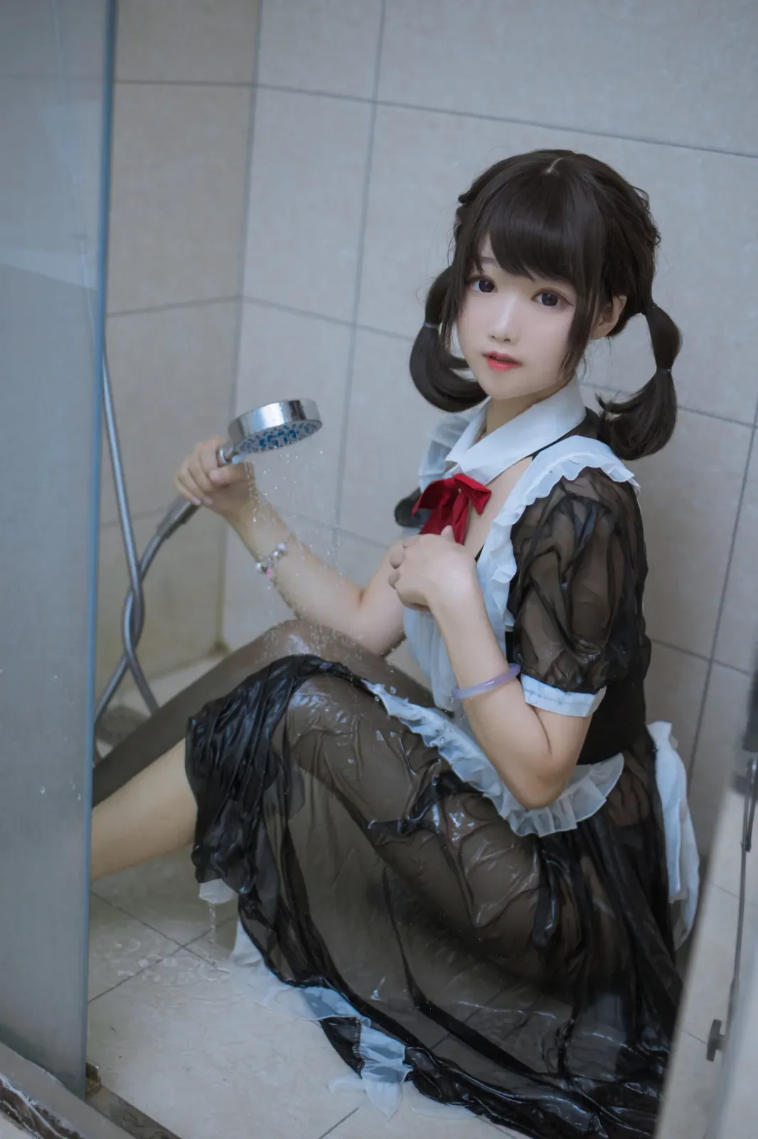 Coser美女羽天shine黑色女仆主题性感黑色薄纱女仆长裙配黑丝袜秀翘臀美腿诱惑写真 [36P]