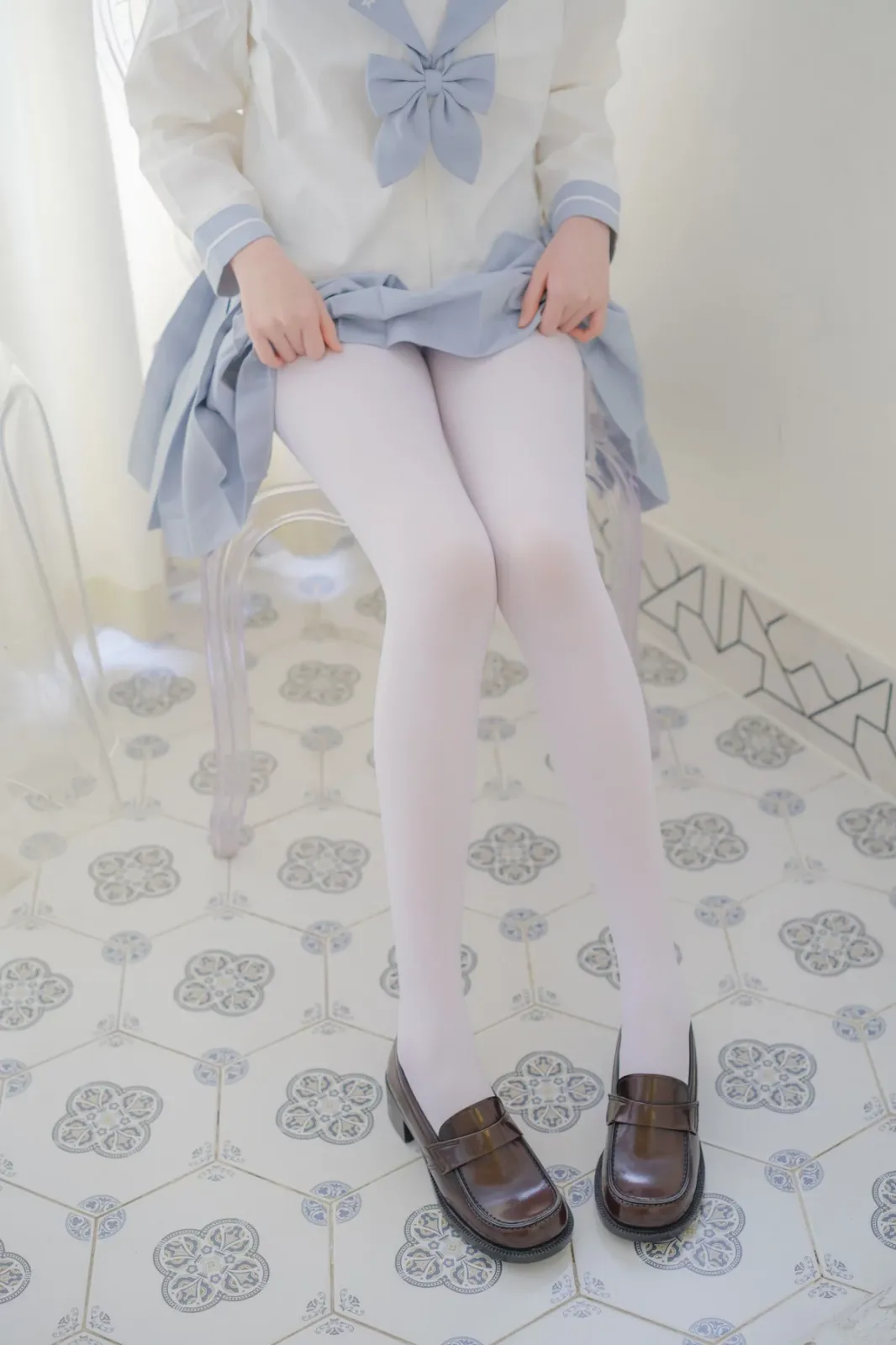 萝莉写真机构森萝财团微风04主题性感白上衣配灰色百褶裙露超薄白丝秀美腿诱惑写真 [102P]