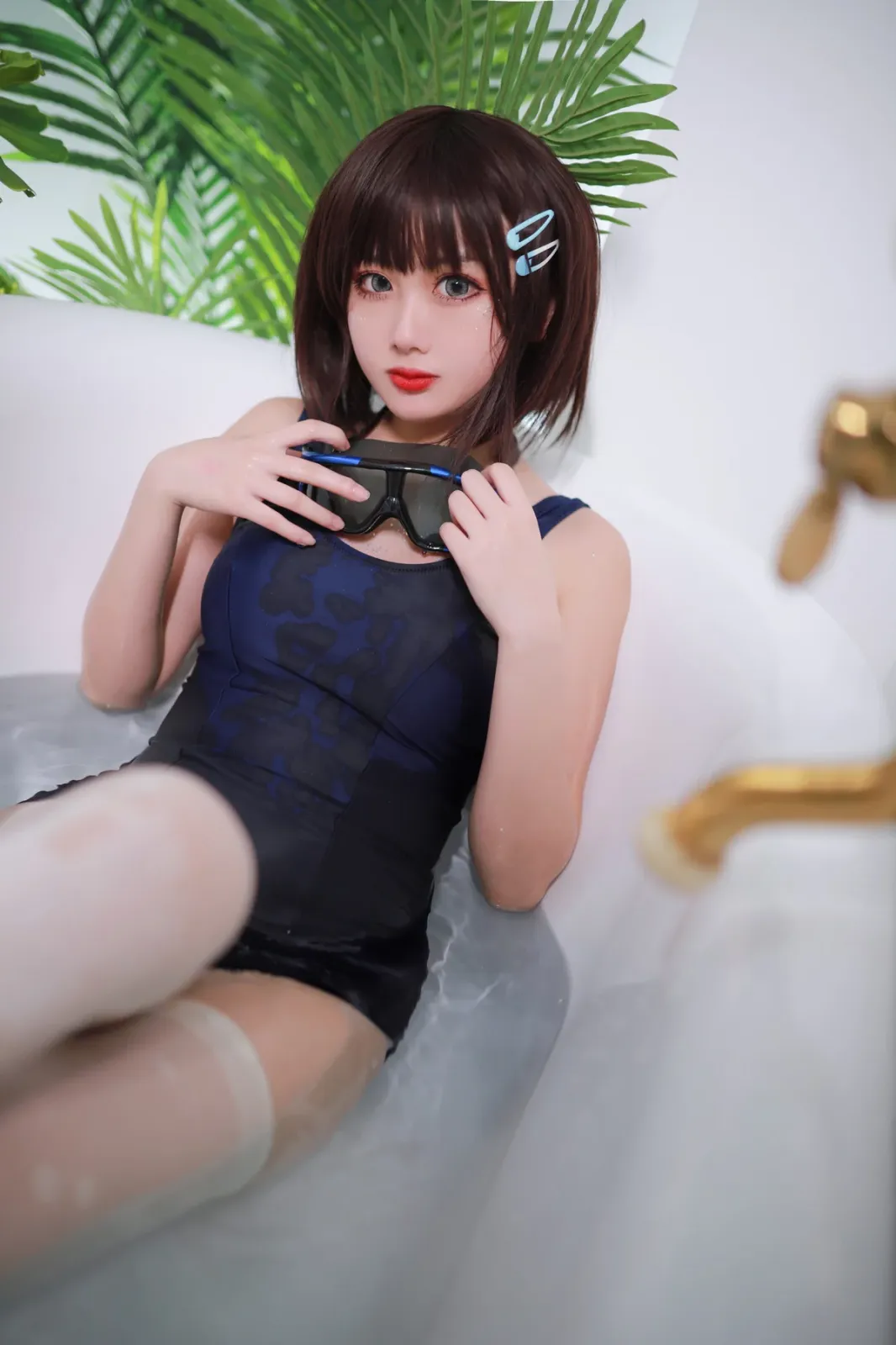 网络美女您的蛋蛋夏日泳装浴缸主题私房浴缸性感死库水配白丝袜湿身秀美腿诱惑写真 [40P]