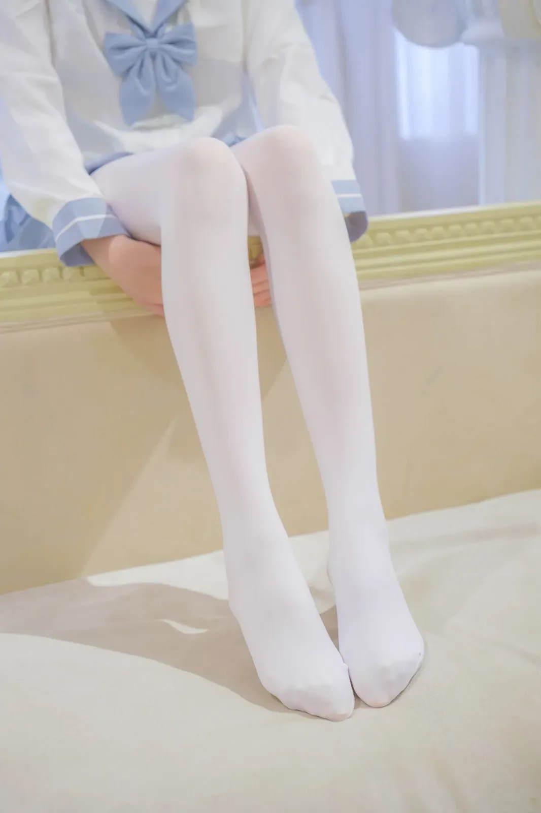 萝莉写真机构森萝财团微风04主题性感白上衣配灰色百褶裙露超薄白丝秀美腿诱惑写真 [102P]