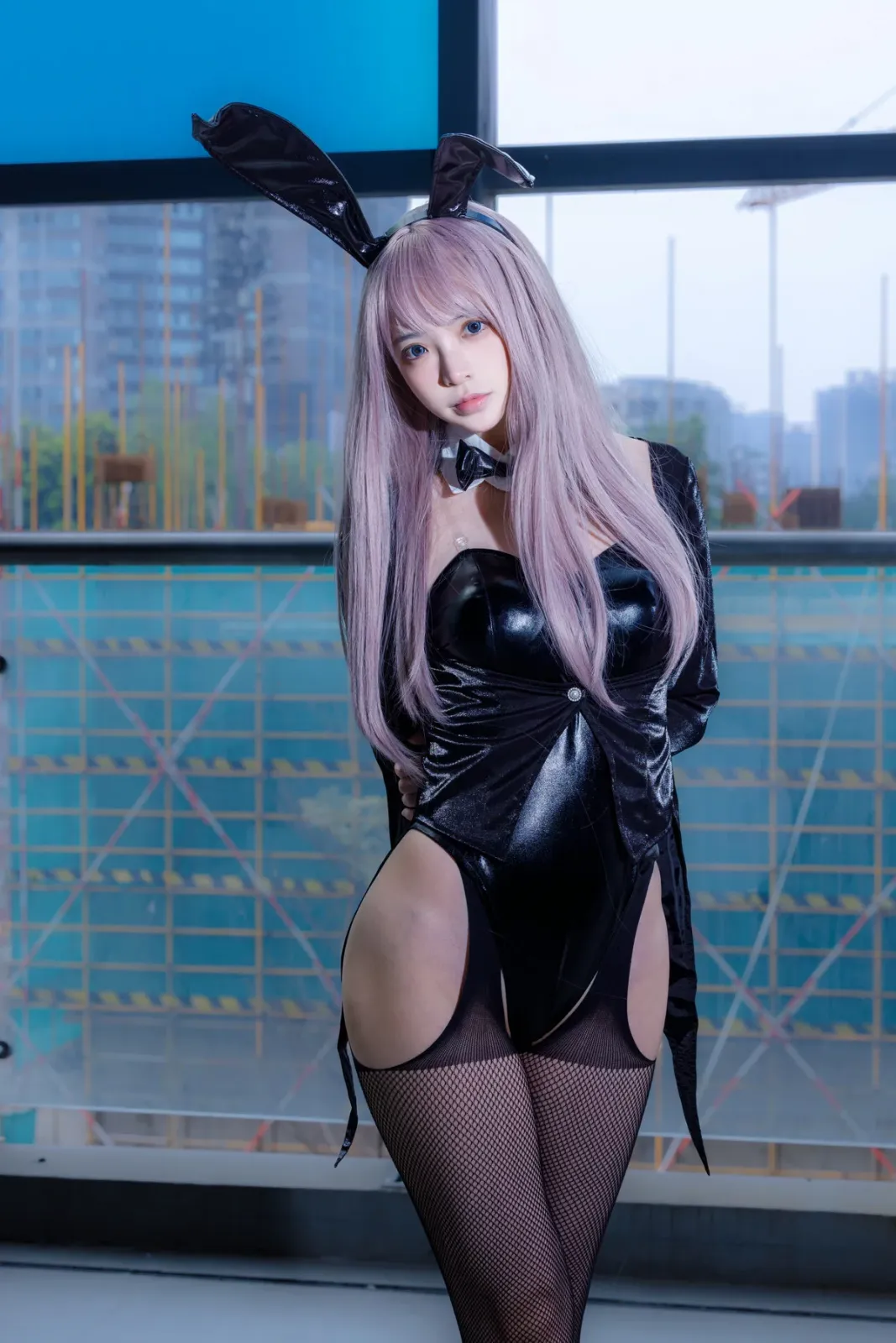 网络美女疯猫ss紫发礼服兔主题性感黑色皮质服饰配黑网吊袜秀完美身材诱惑写真 [42P]