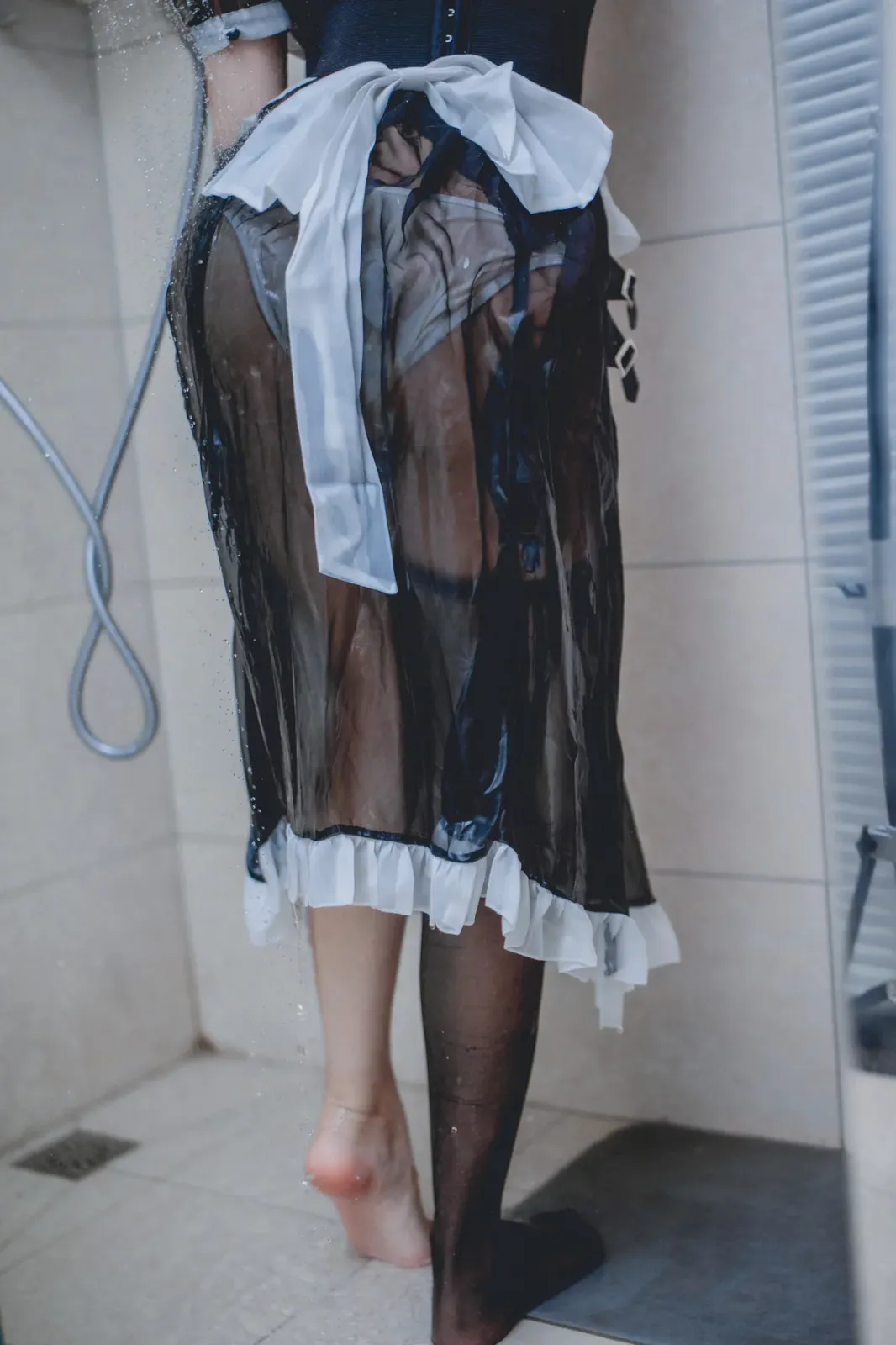 Coser美女羽天shine黑色女仆主题性感黑色薄纱女仆长裙配黑丝袜秀翘臀美腿诱惑写真 [36P]