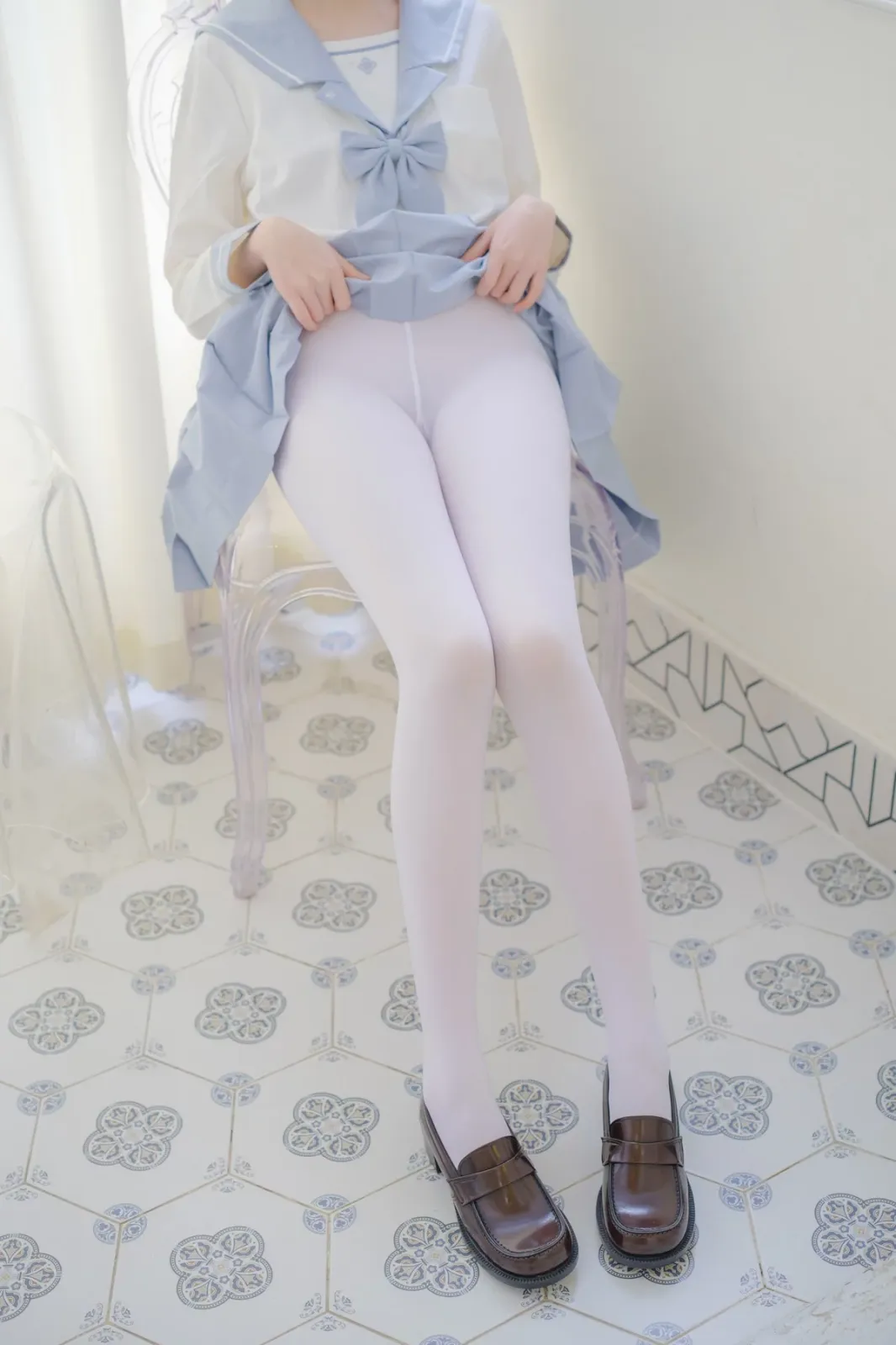 萝莉写真机构森萝财团微风04主题性感白上衣配灰色百褶裙露超薄白丝秀美腿诱惑写真 [102P]
