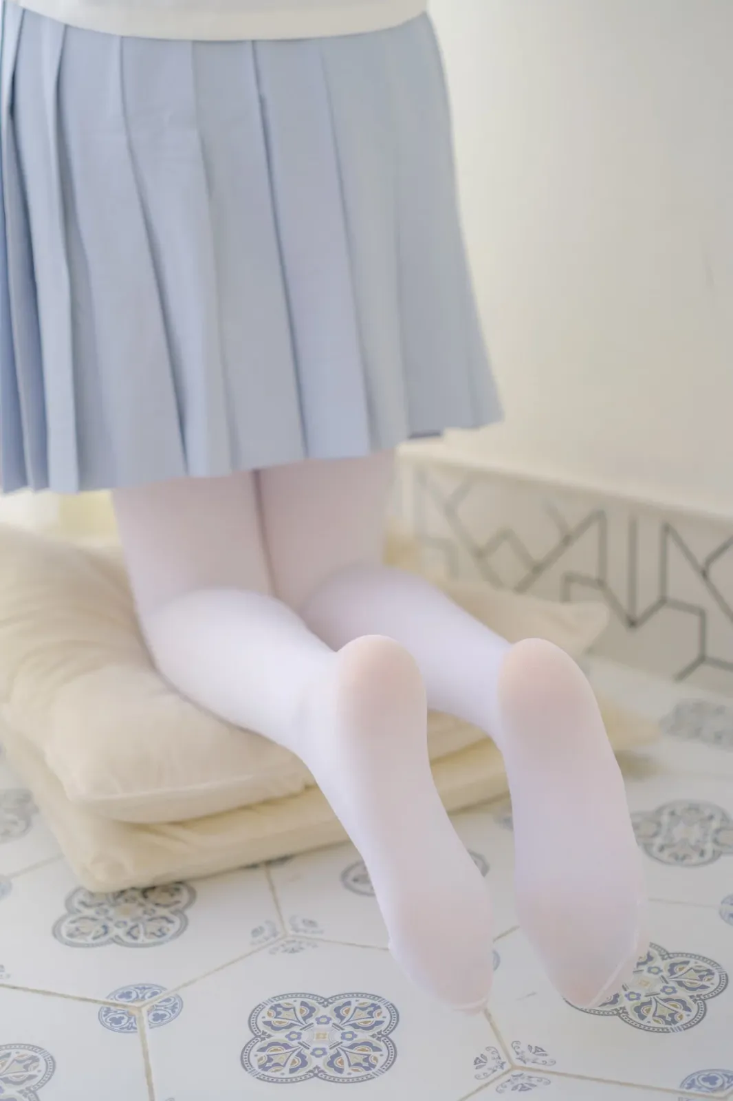 萝莉写真机构森萝财团微风04主题性感白上衣配灰色百褶裙露超薄白丝秀美腿诱惑写真 [102P]