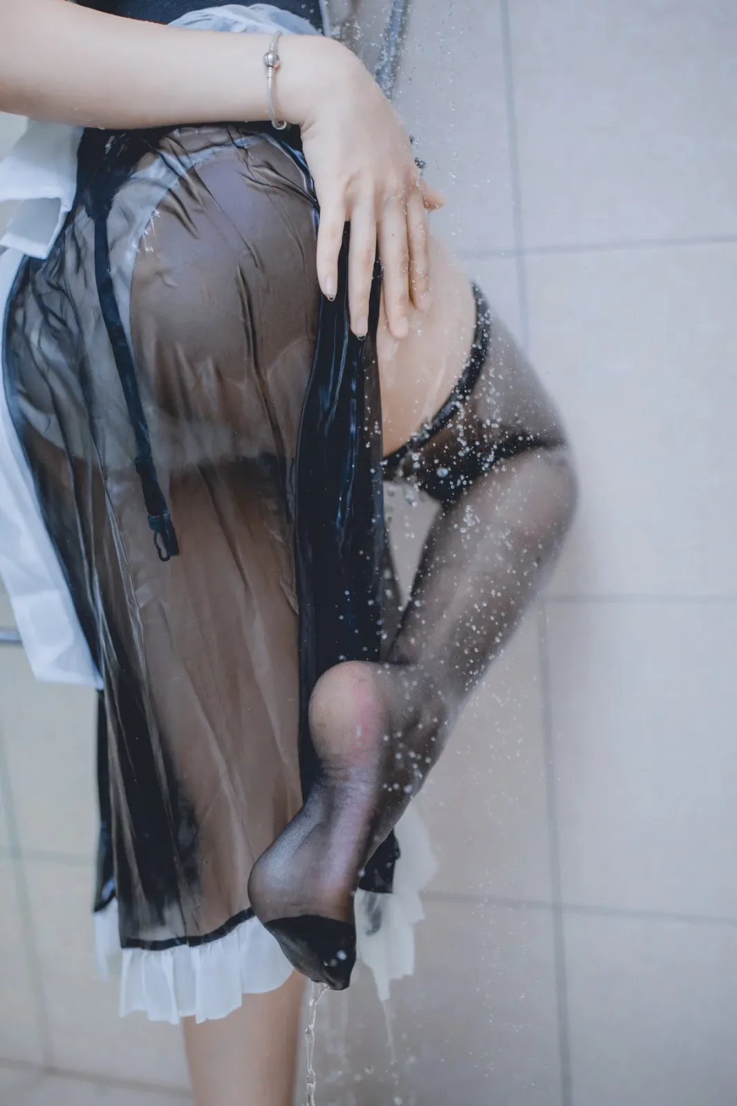 Coser美女羽天shine黑色女仆主题性感黑色薄纱女仆长裙配黑丝袜秀翘臀美腿诱惑写真 [36P]
