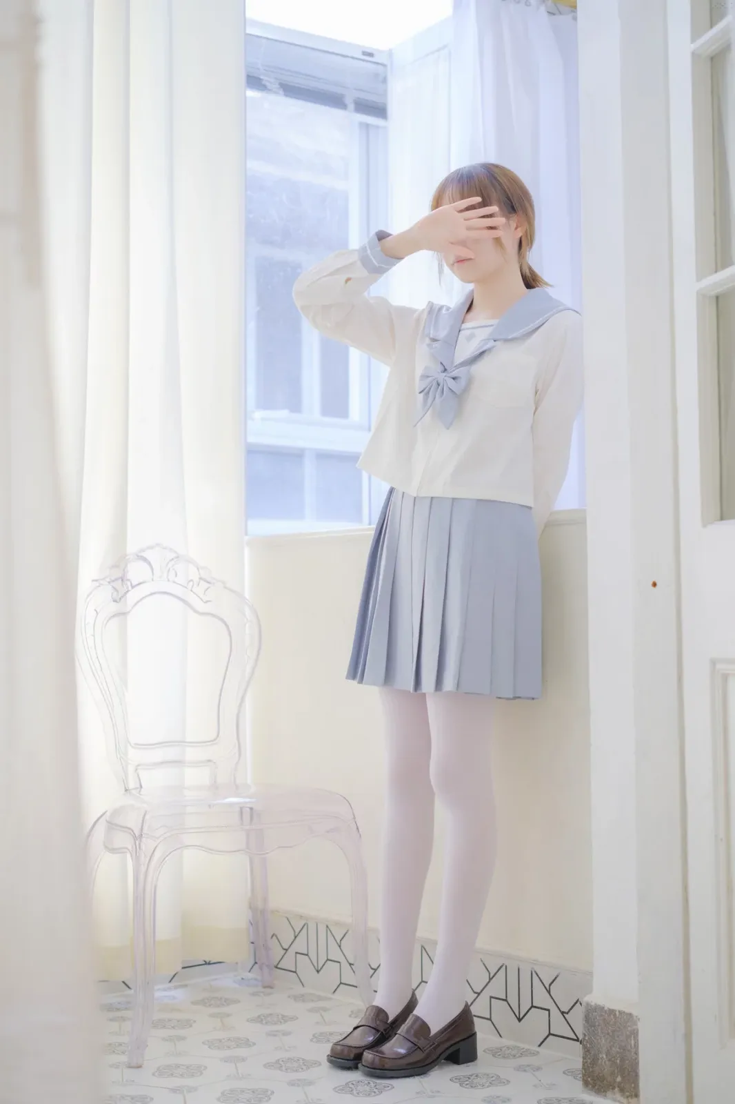 萝莉写真机构森萝财团微风04主题性感白上衣配灰色百褶裙露超薄白丝秀美腿诱惑写真 [102P]