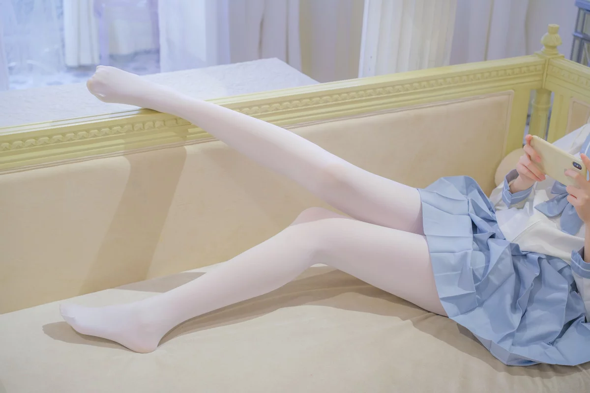 萝莉写真机构森萝财团微风04主题性感白上衣配灰色百褶裙露超薄白丝秀美腿诱惑写真 [102P]