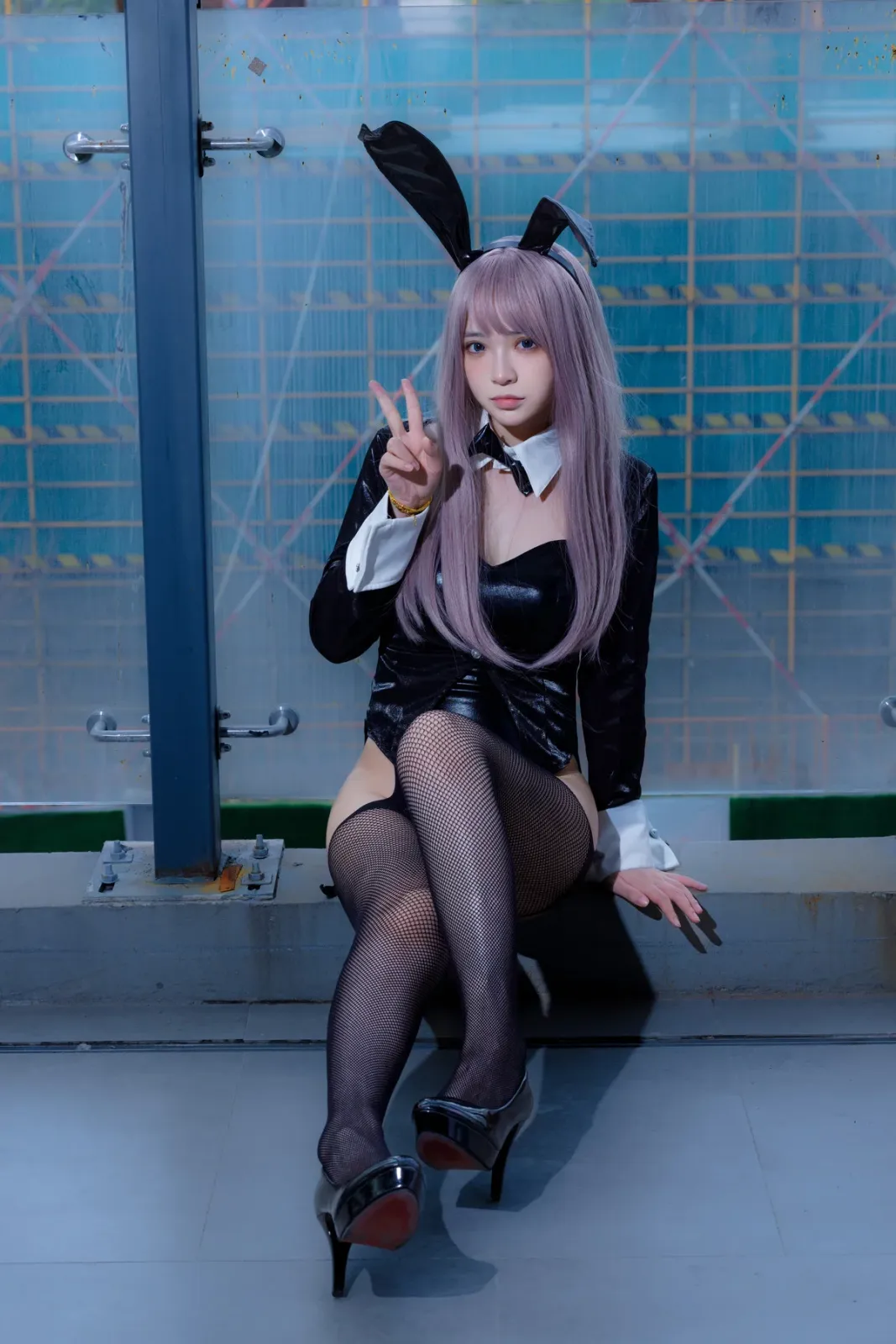 网络美女疯猫ss紫发礼服兔主题性感黑色皮质服饰配黑网吊袜秀完美身材诱惑写真 [42P]