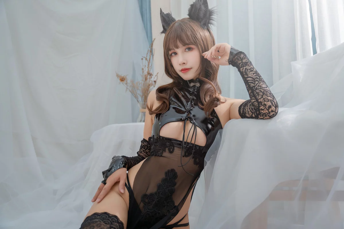 网络美女Neko薇薇靡烟旗袍主题性感黑色皮质带薄纱旗袍配黑丝袜秀完美身材诱惑写真 [43P]