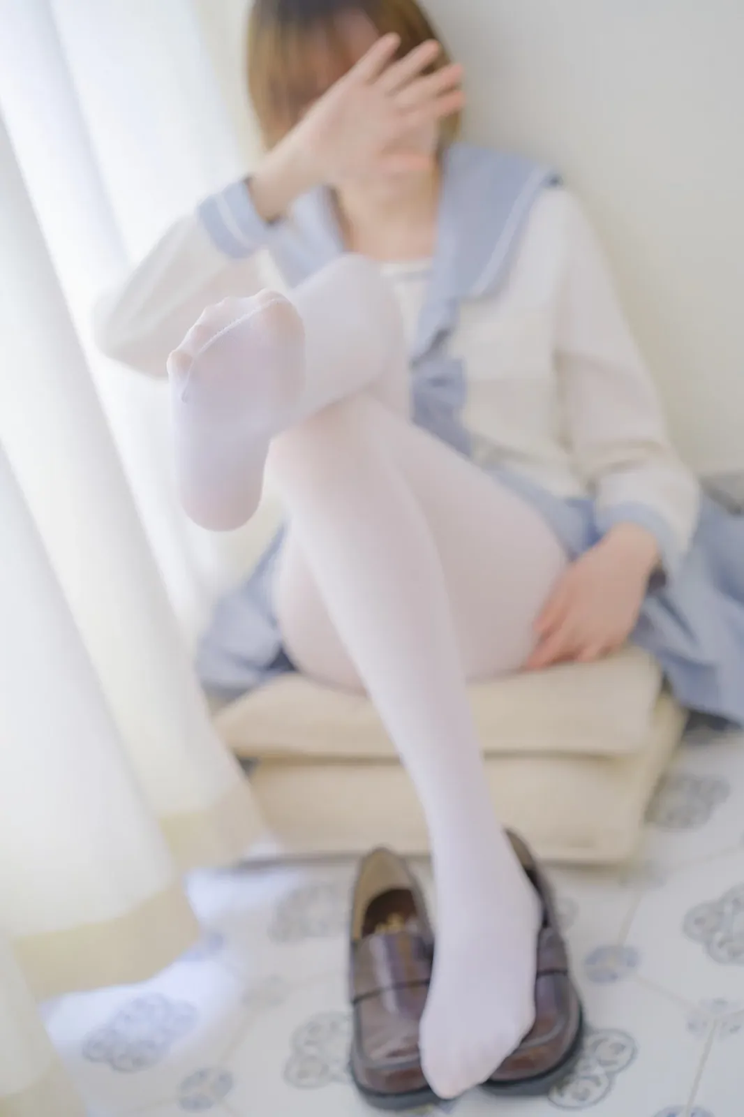 萝莉写真机构森萝财团微风04主题性感白上衣配灰色百褶裙露超薄白丝秀美腿诱惑写真 [102P]