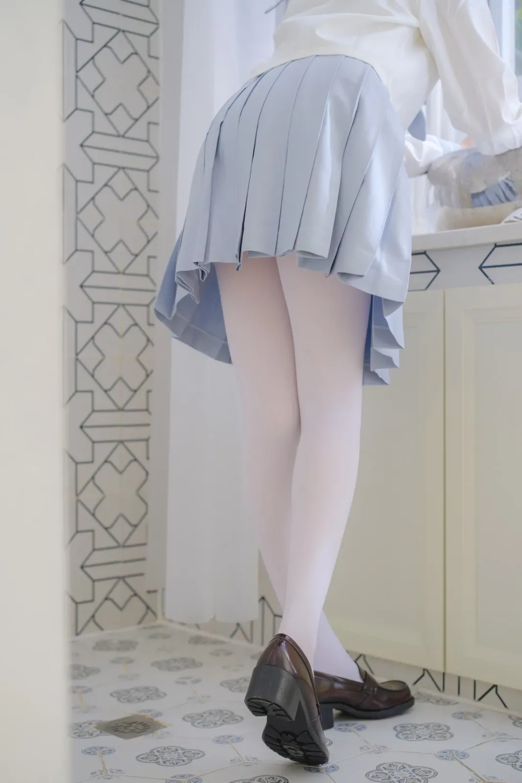 萝莉写真机构森萝财团微风04主题性感白上衣配灰色百褶裙露超薄白丝秀美腿诱惑写真 [102P]