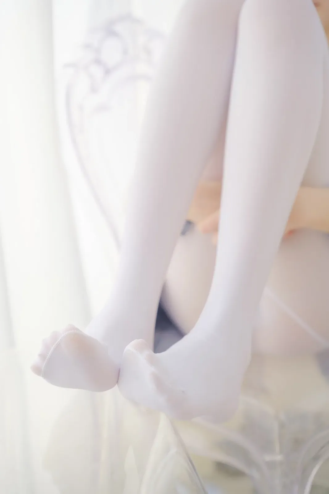 萝莉写真机构森萝财团微风04主题性感白上衣配灰色百褶裙露超薄白丝秀美腿诱惑写真 [102P]
