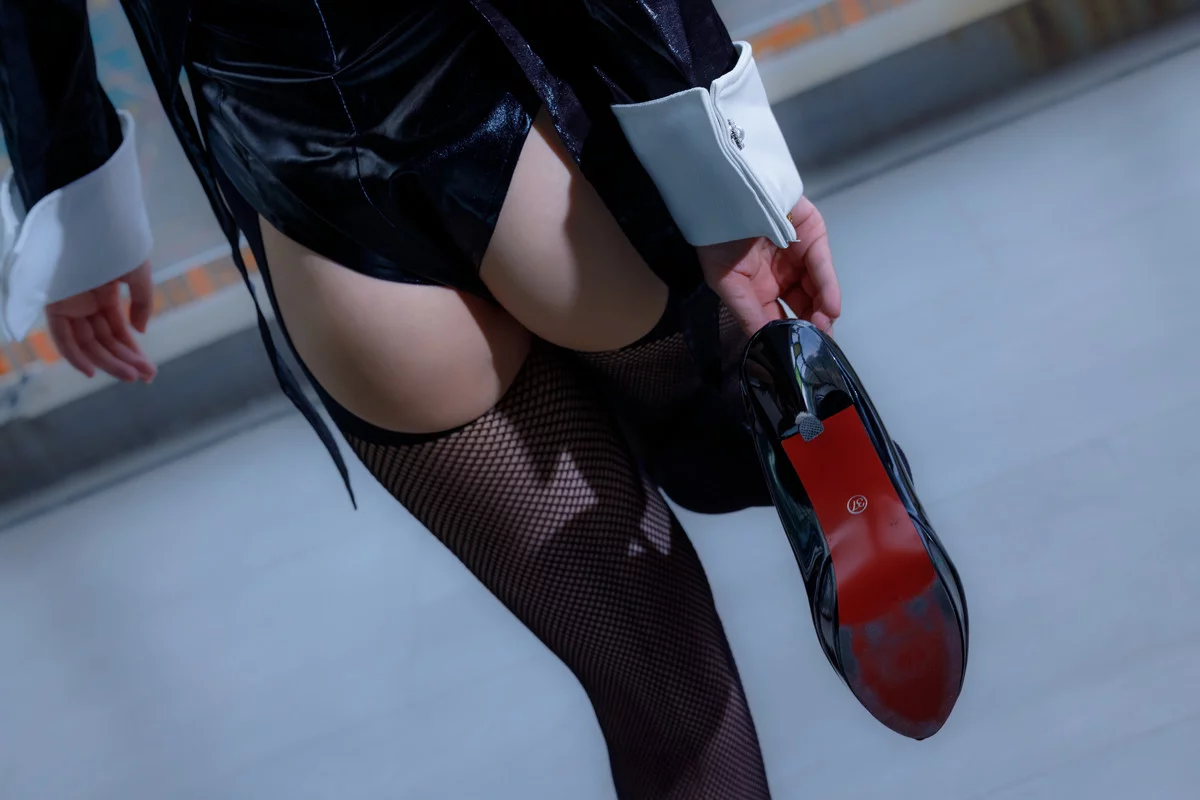 网络美女疯猫ss紫发礼服兔主题性感黑色皮质服饰配黑网吊袜秀完美身材诱惑写真 [42P]