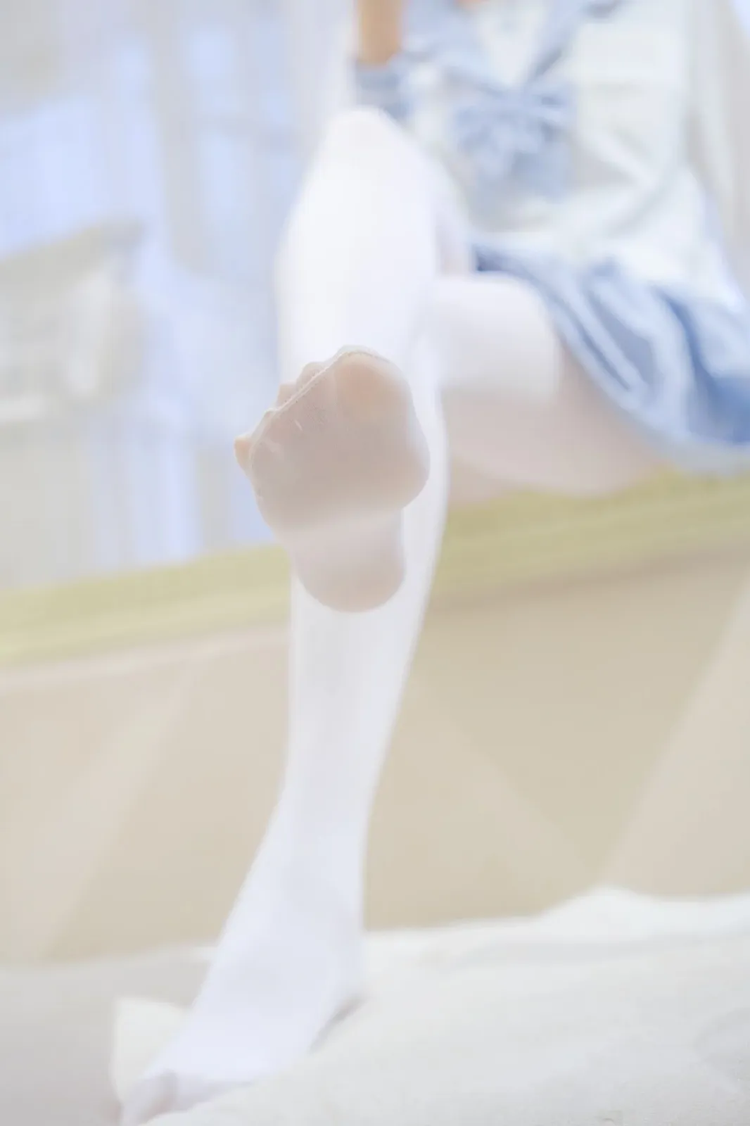 萝莉写真机构森萝财团微风04主题性感白上衣配灰色百褶裙露超薄白丝秀美腿诱惑写真 [102P]