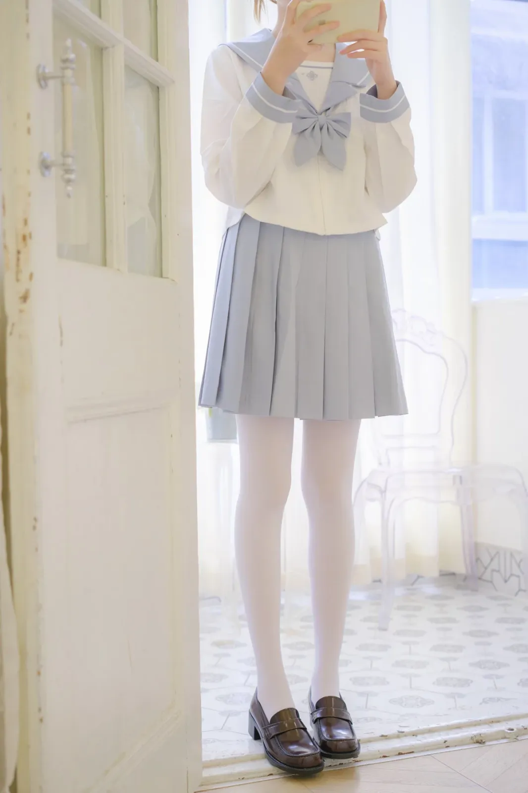 萝莉写真机构森萝财团微风04主题性感白上衣配灰色百褶裙露超薄白丝秀美腿诱惑写真 [102P]