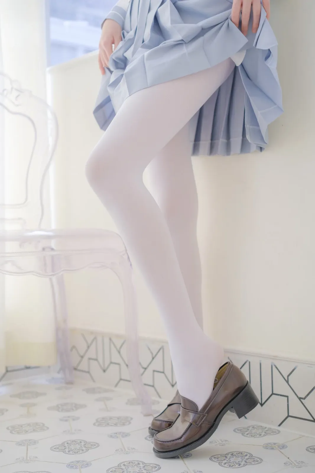 萝莉写真机构森萝财团微风04主题性感白上衣配灰色百褶裙露超薄白丝秀美腿诱惑写真 [102P]