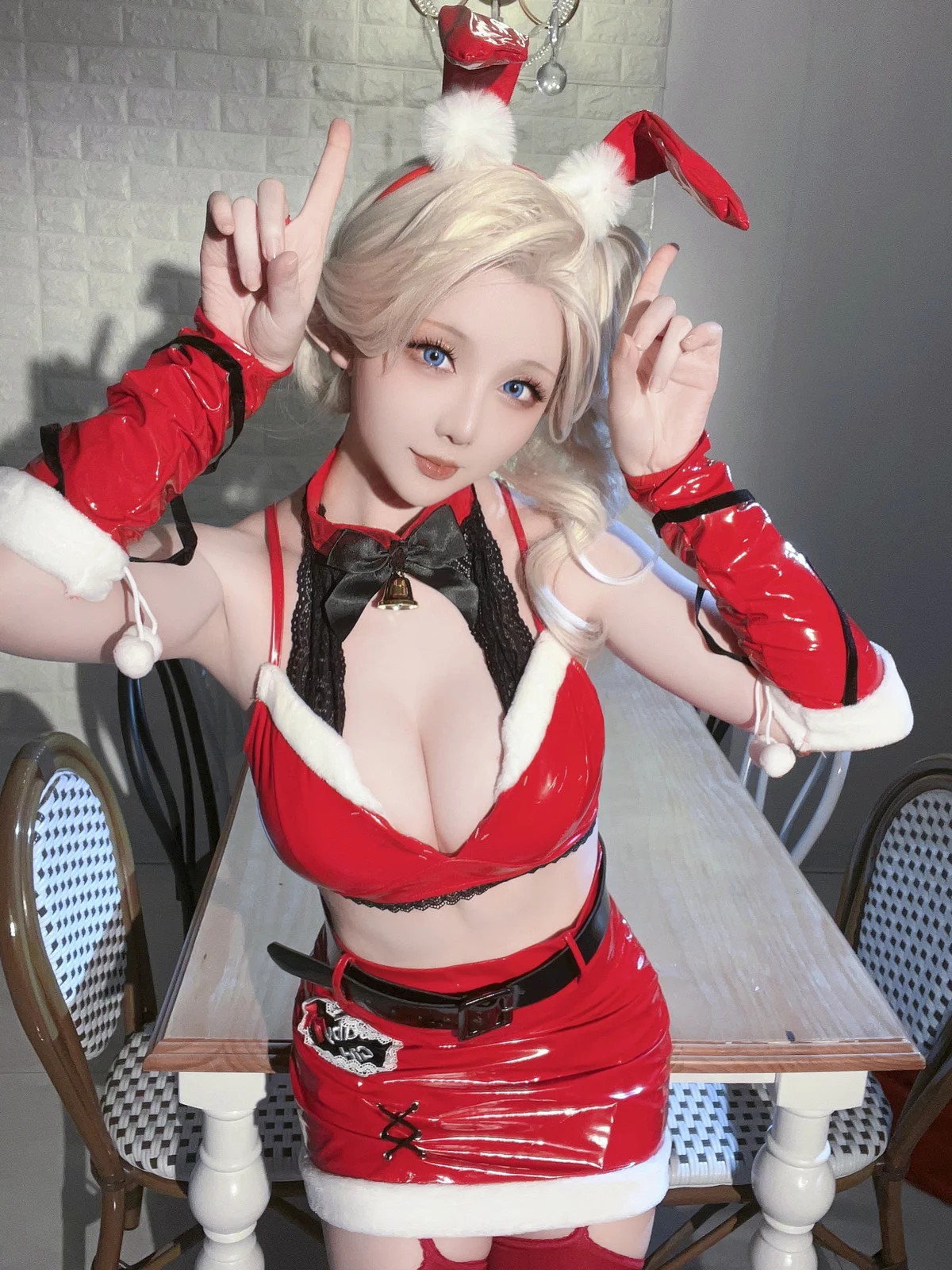 Coser小姐姐星之迟迟圣诞精灵C主题性感红色皮质兔女郎服饰配红丝吊袜完美诱惑写真 [90P]