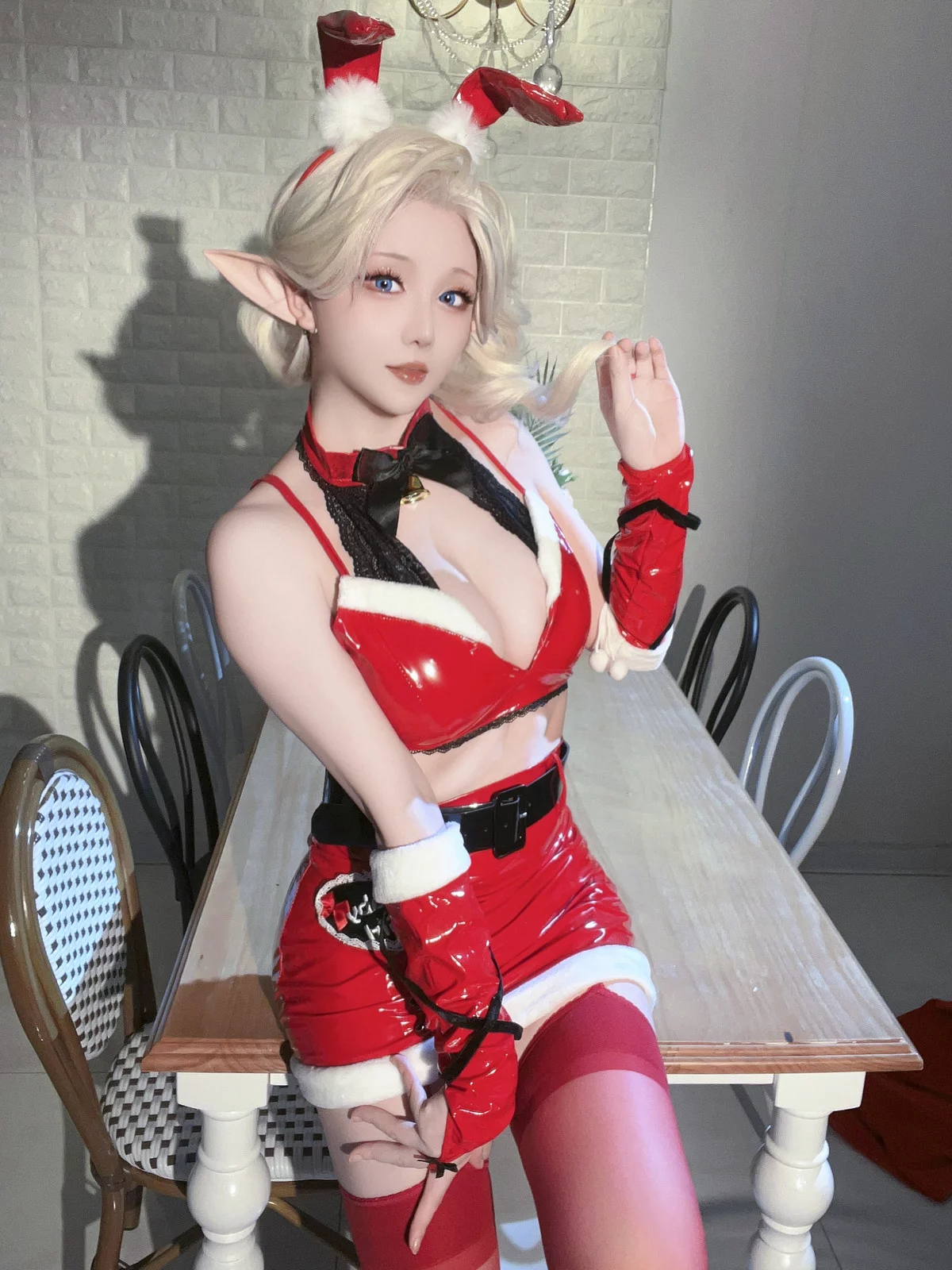 Coser小姐姐星之迟迟圣诞精灵C主题性感红色皮质兔女郎服饰配红丝吊袜完美诱惑写真 [90P]