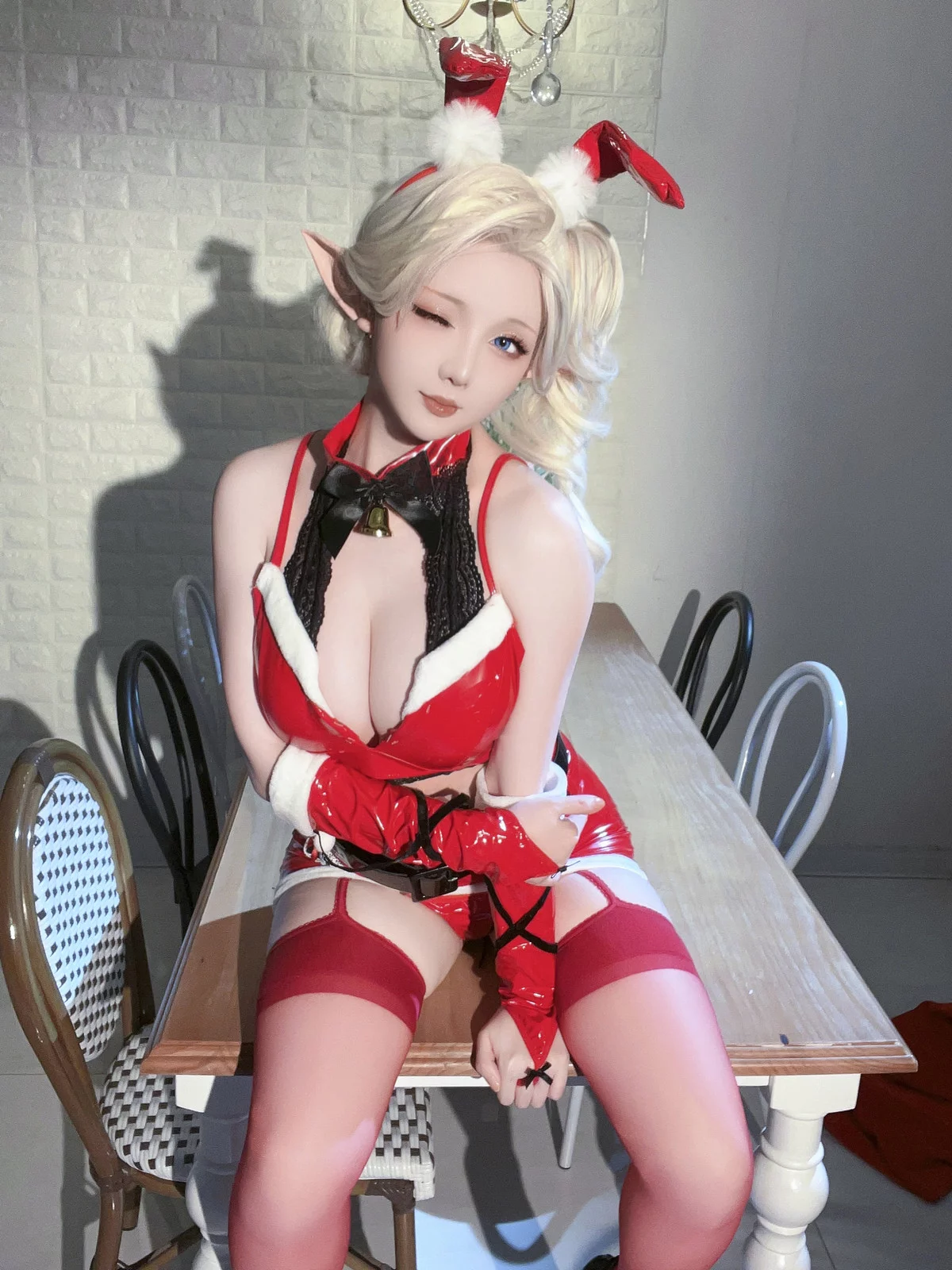 Coser小姐姐星之迟迟圣诞精灵C主题性感红色皮质兔女郎服饰配红丝吊袜完美诱惑写真 [90P]