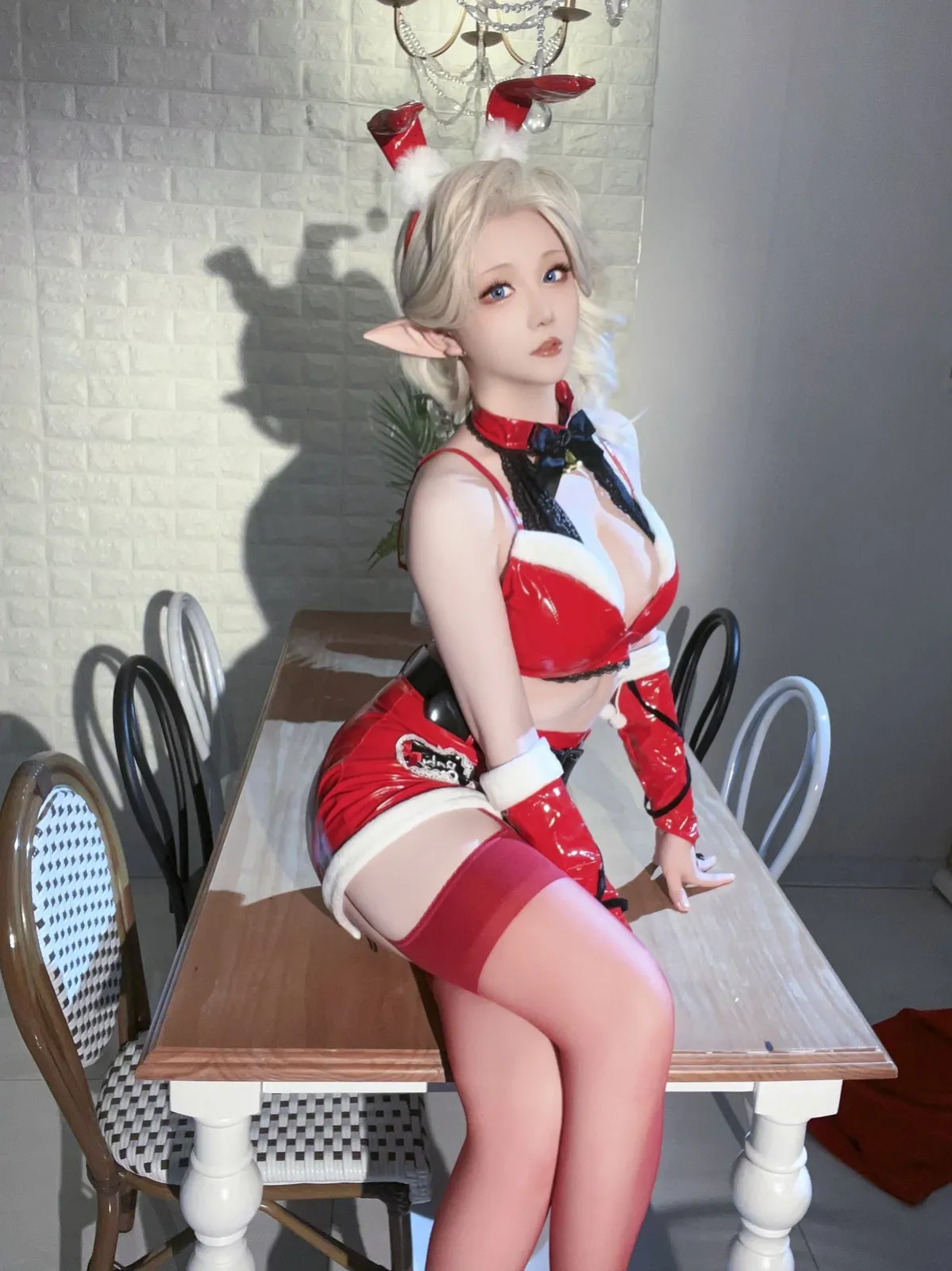 Coser小姐姐星之迟迟圣诞精灵C主题性感红色皮质兔女郎服饰配红丝吊袜完美诱惑写真 [90P]