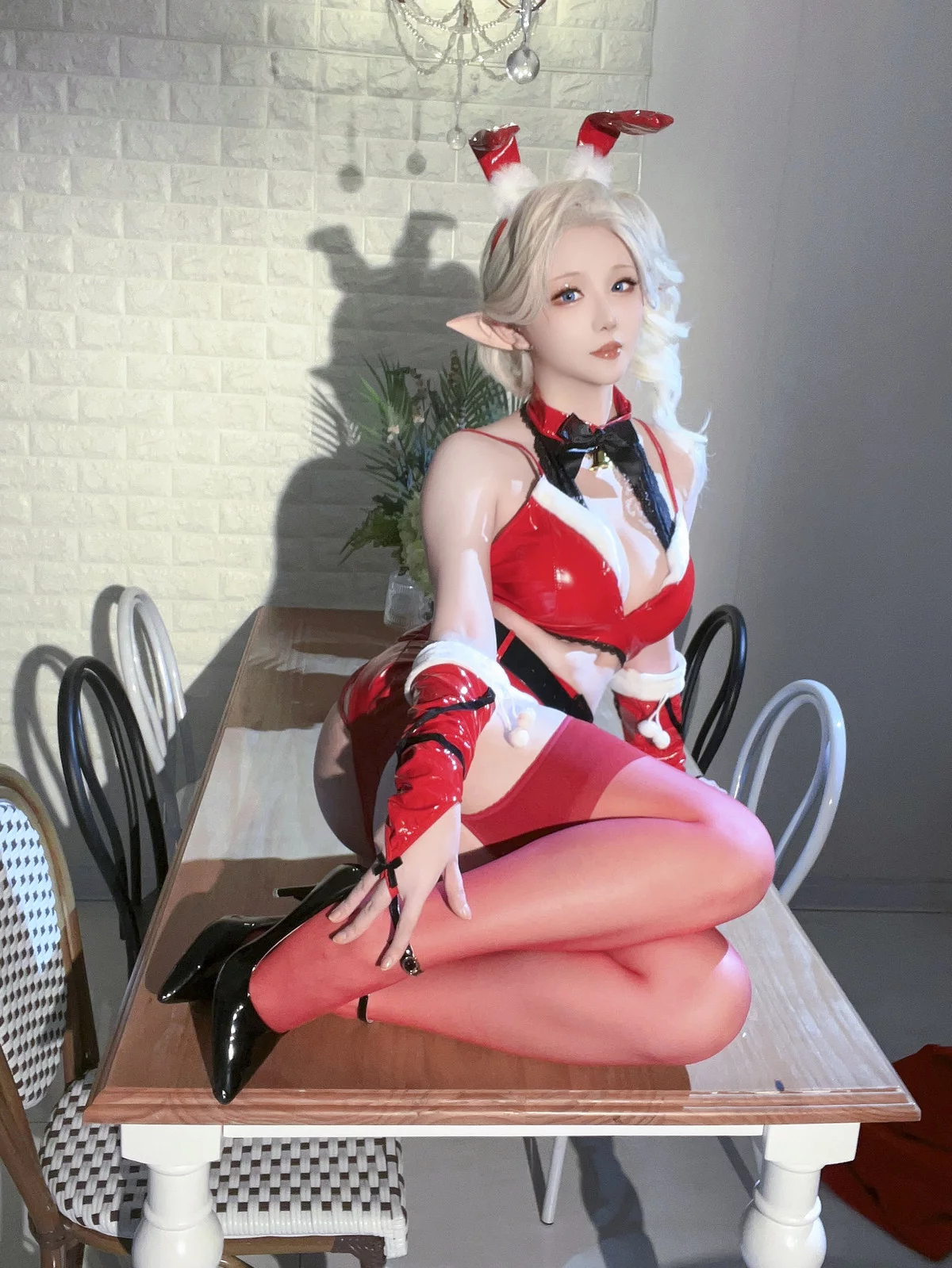 Coser小姐姐星之迟迟圣诞精灵C主题性感红色皮质兔女郎服饰配红丝吊袜完美诱惑写真 [90P]