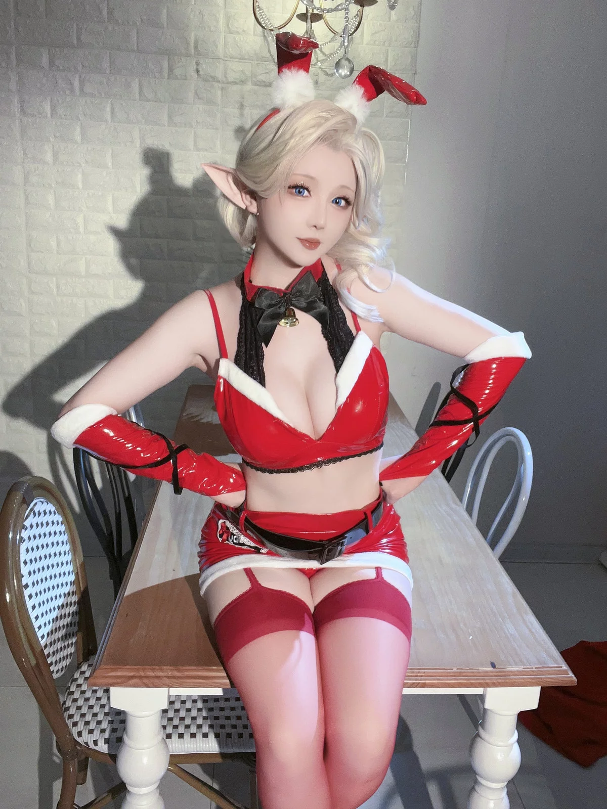 Coser小姐姐星之迟迟圣诞精灵C主题性感红色皮质兔女郎服饰配红丝吊袜完美诱惑写真 [90P]
