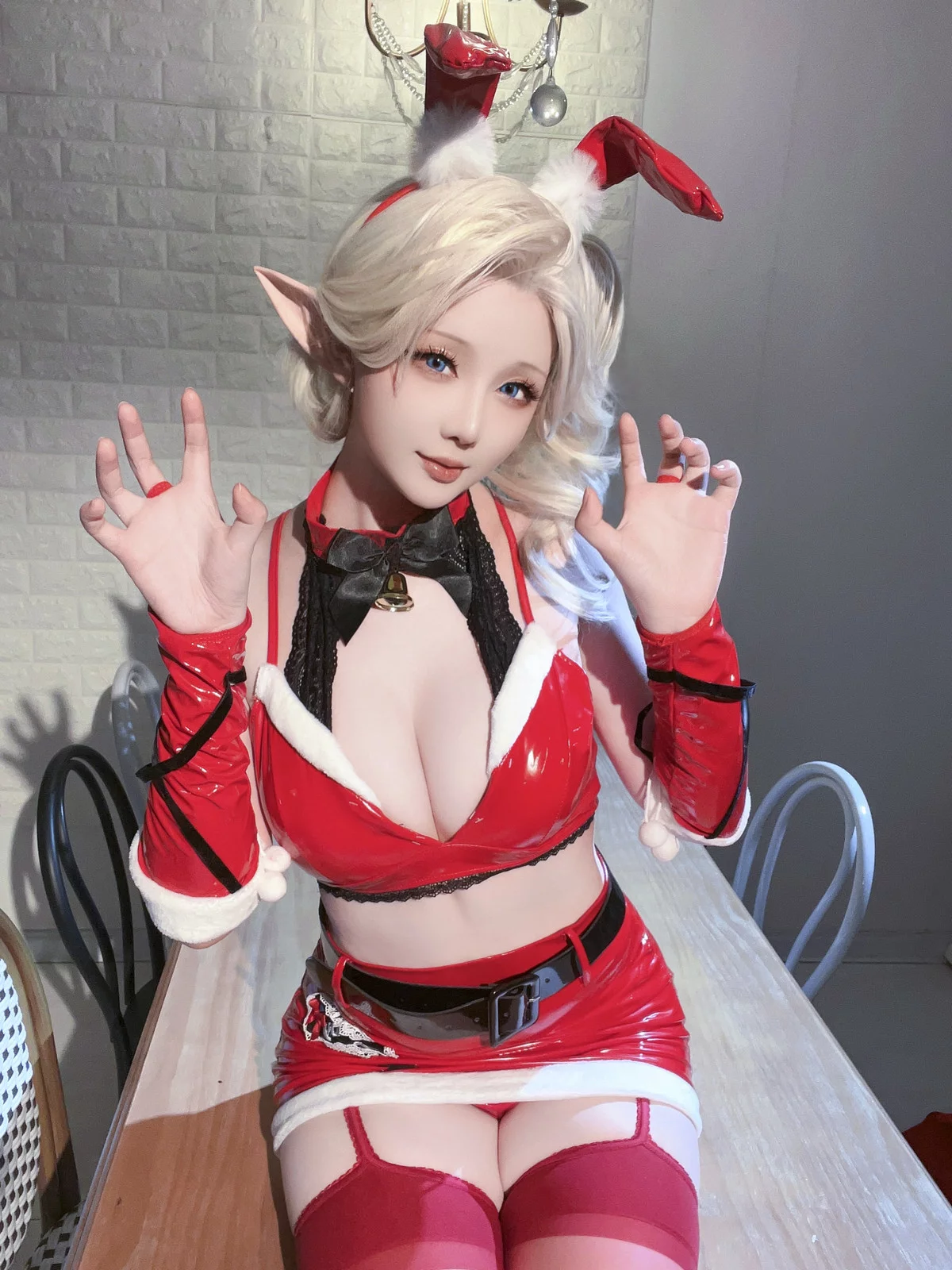 Coser小姐姐星之迟迟圣诞精灵C主题性感红色皮质兔女郎服饰配红丝吊袜完美诱惑写真 [90P]