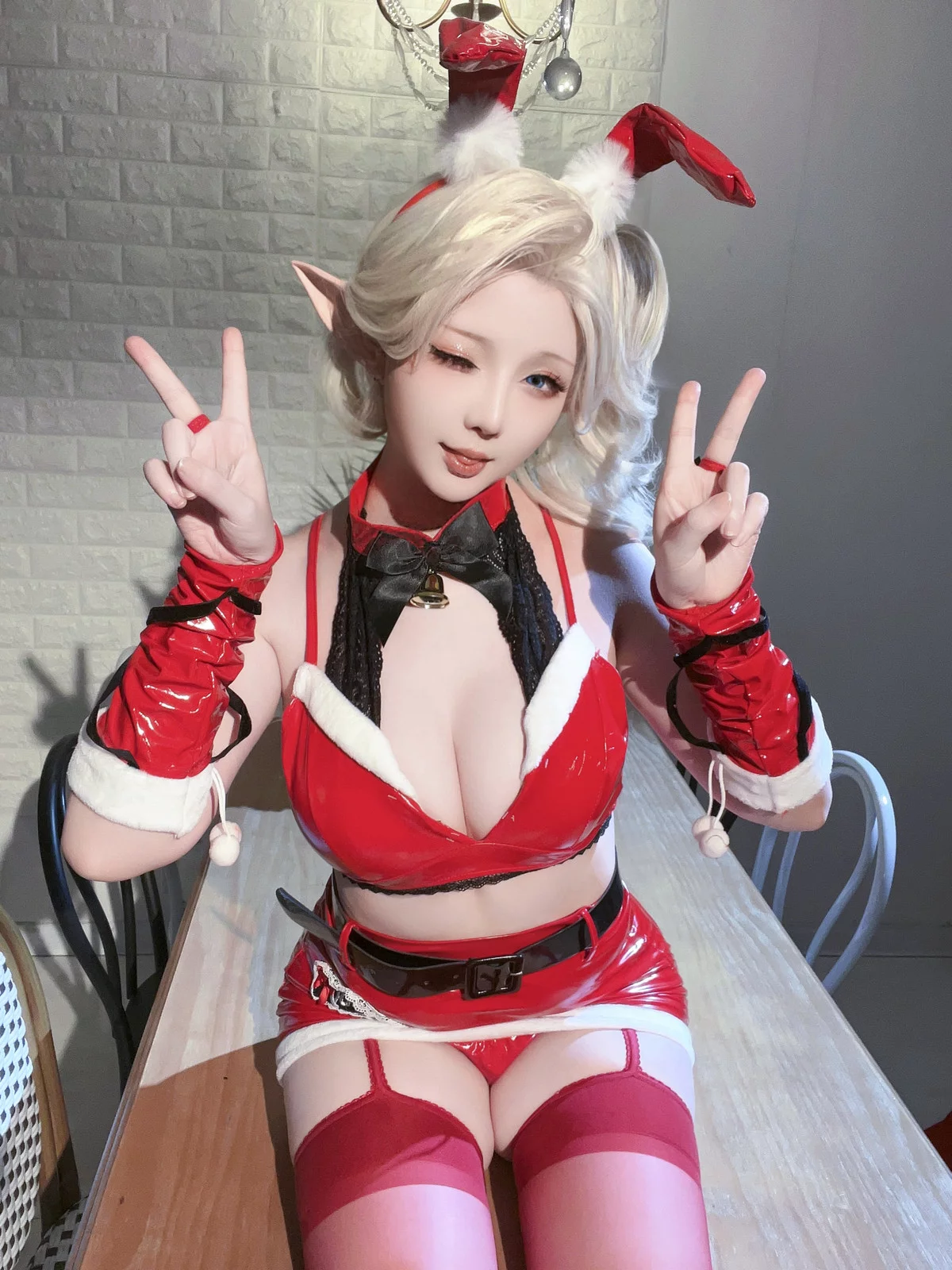 Coser小姐姐星之迟迟圣诞精灵C主题性感红色皮质兔女郎服饰配红丝吊袜完美诱惑写真 [90P]