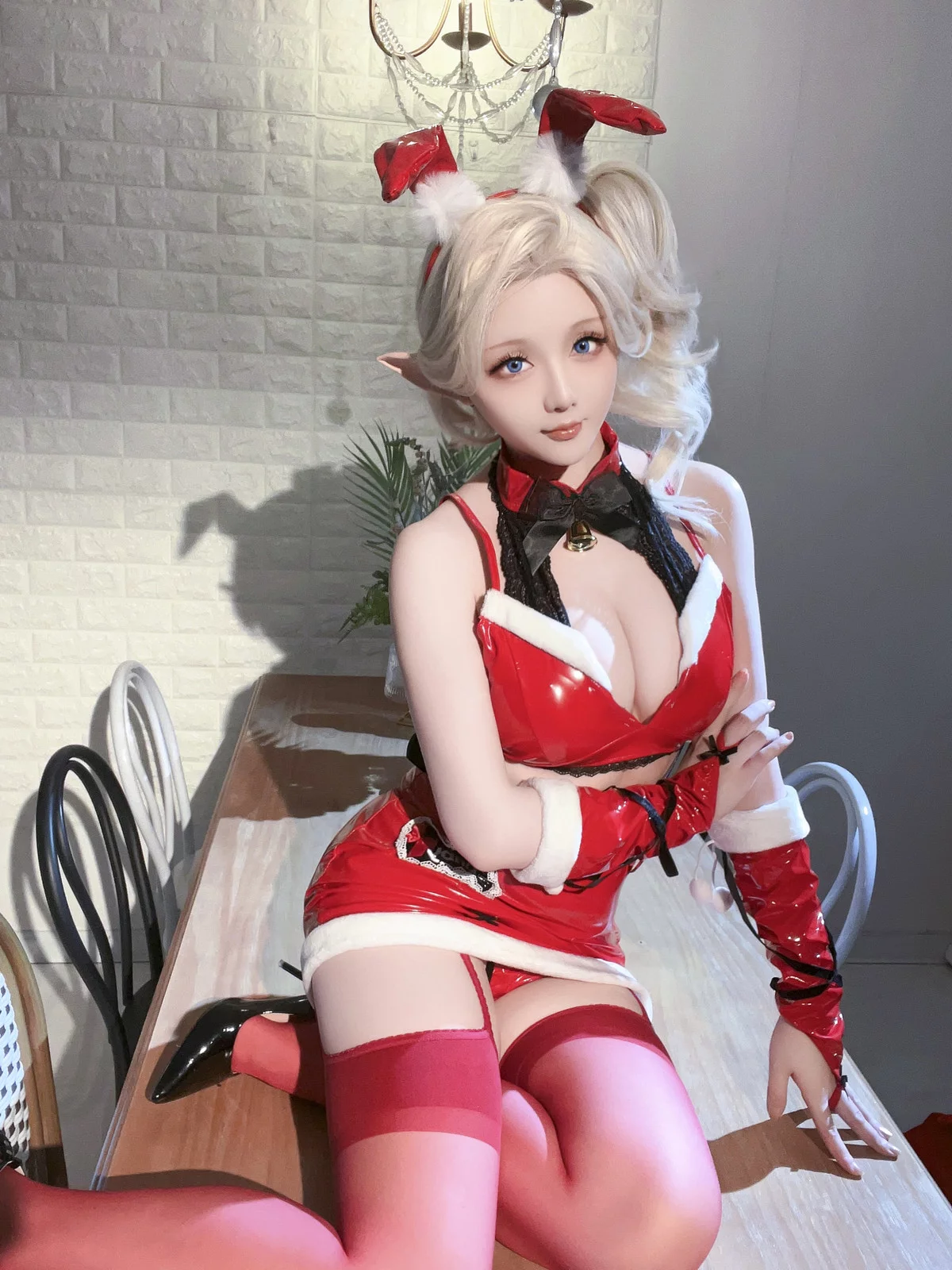 Coser小姐姐星之迟迟圣诞精灵C主题性感红色皮质兔女郎服饰配红丝吊袜完美诱惑写真 [90P]