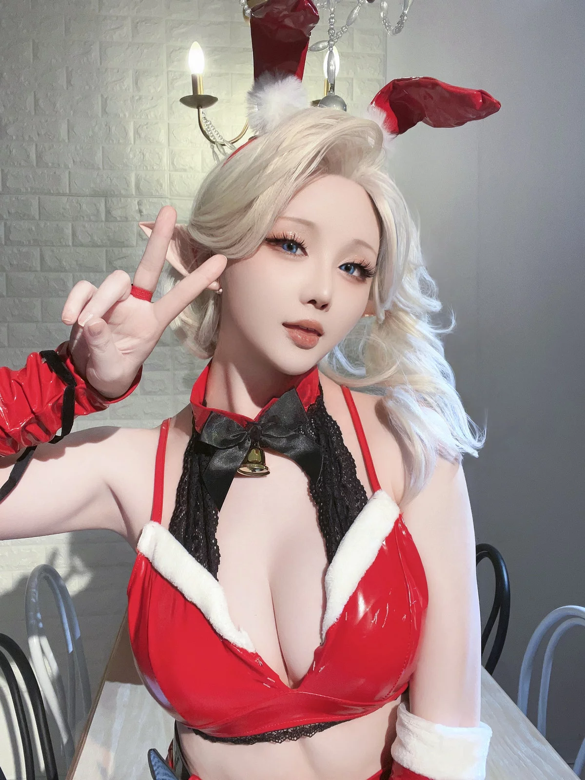 Coser小姐姐星之迟迟圣诞精灵C主题性感红色皮质兔女郎服饰配红丝吊袜完美诱惑写真 [90P]