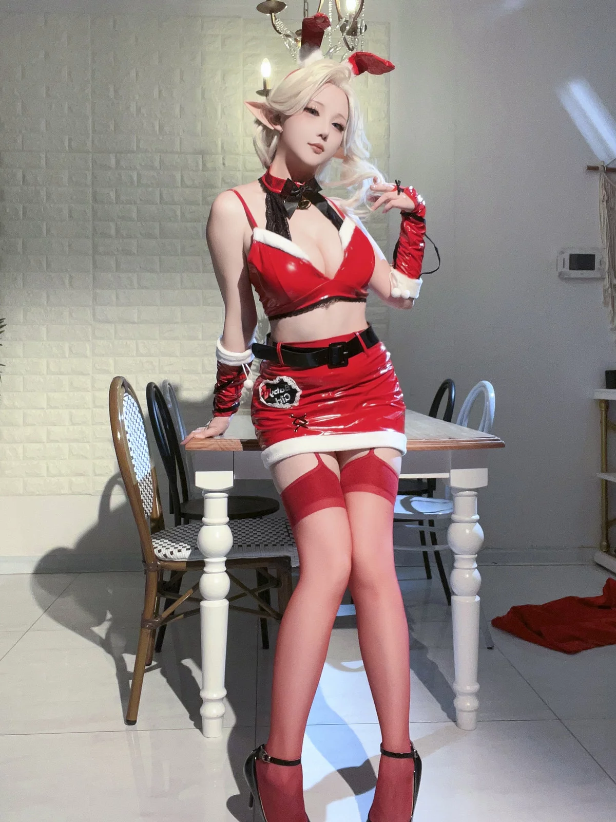 Coser小姐姐星之迟迟圣诞精灵C主题性感红色皮质兔女郎服饰配红丝吊袜完美诱惑写真 [90P]