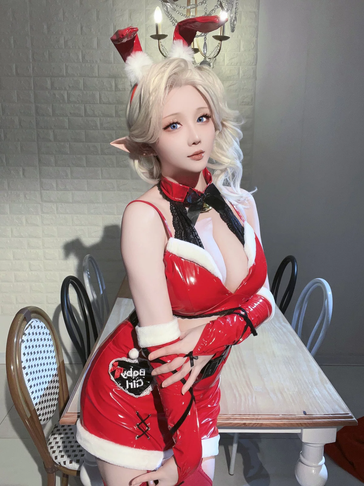 Coser小姐姐星之迟迟圣诞精灵C主题性感红色皮质兔女郎服饰配红丝吊袜完美诱惑写真 [90P]