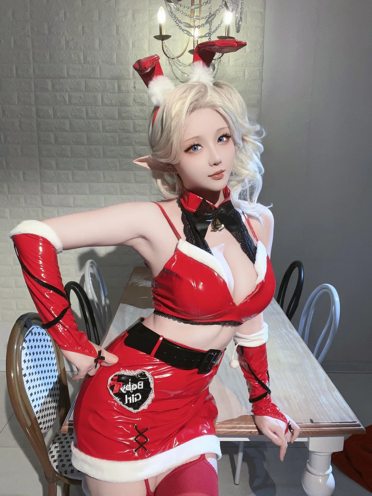 Coser小姐姐星之迟迟圣诞精灵C主题性感红色皮质兔女郎服饰配红丝吊袜完美诱惑写真 [90P]