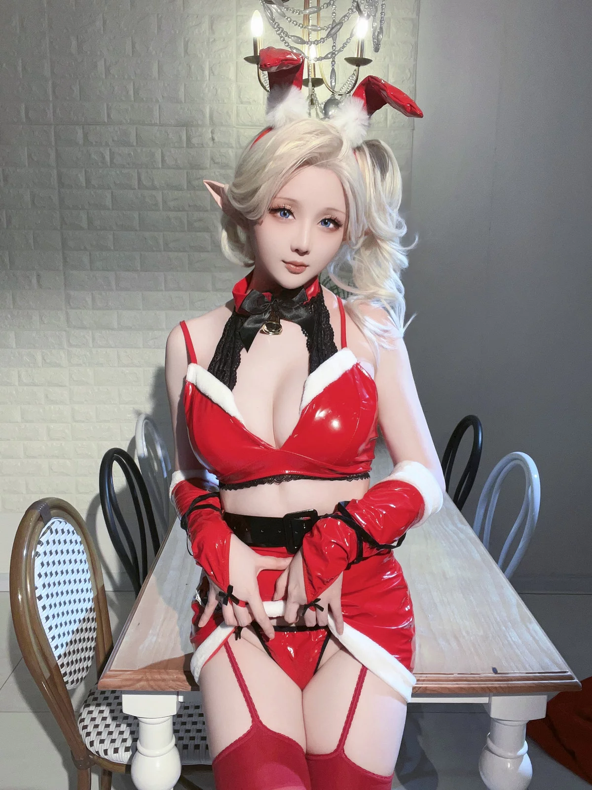 Coser小姐姐星之迟迟圣诞精灵C主题性感红色皮质兔女郎服饰配红丝吊袜完美诱惑写真 [90P]