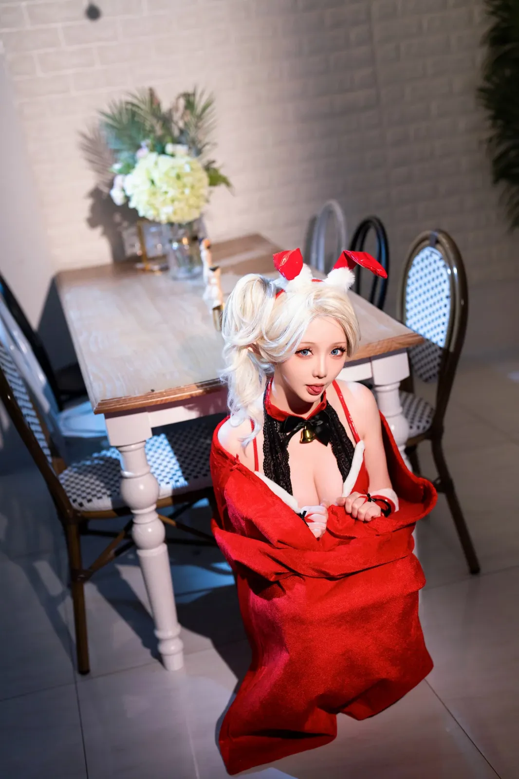 Coser小姐姐星之迟迟圣诞精灵C主题性感红色皮质兔女郎服饰配红丝吊袜完美诱惑写真 [90P]