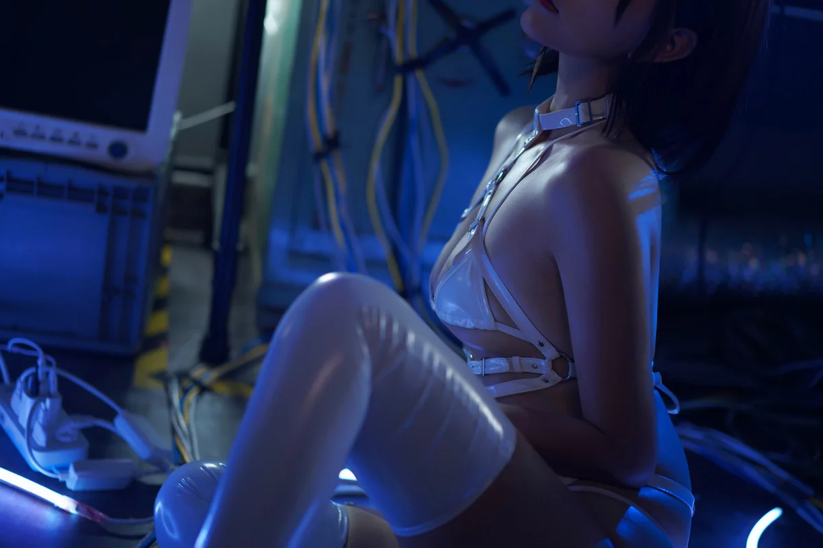 网络美女Neko薇薇透明护士主题性感白色透明胶衣护士装配白色皮质吊袜秀美腿迷人写真 [51P]