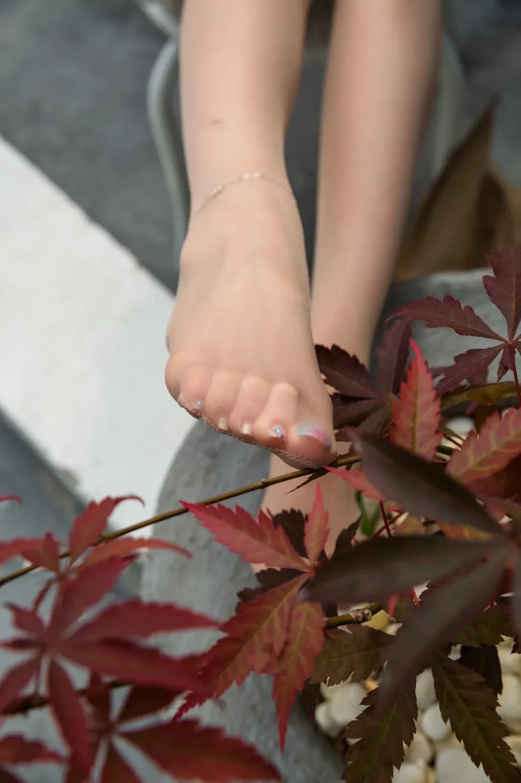 网络美女SIA不吃鱼纯白超短裙主题户外性感白色短裙配超薄肉丝秀美腿玉足迷人写真 [117P]